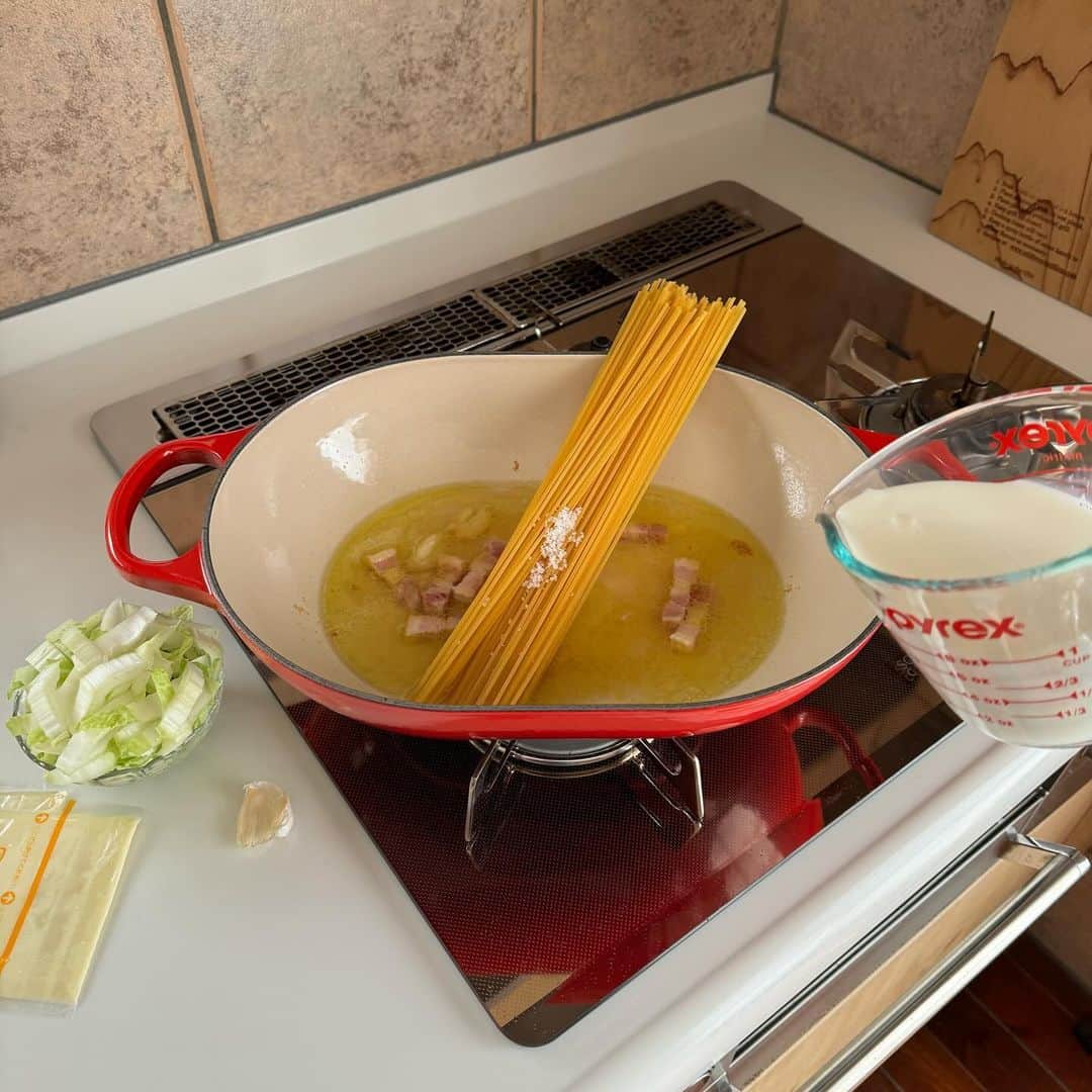 Tesshiさんのインスタグラム写真 - (TesshiInstagram)「お鍋ひとつでミルキースープスパゲッティ One pot milky spaghetti soup #yummy #homemade #healthy #pasta #spaghetti #soup #onepotmeal #おいしい #パスタ #スパゲッティ #スープ #ワンパンレシピ #白菜 #マカロニメイト #フーディーテーブル #手作り  白菜が甘くておいしい🤤 オリーブオイル大2、にんにく1かけ、ベーコン40g、水1カップ、牛乳1カップ、麺100g、塩ひとつまみ、途中でスライスチーズ2枚、白菜2枚くらい(orキャベツ小松菜ほうれん草など好きなの)、塩胡椒など 2 tbsp olive oil, 1 clove garlic, 40g bacon, 200ml water, 200ml milk, 100g spaghetti, a pinch of salt, 2 slices cheese, 2 Hakusai leaves, salt and pepper…」11月11日 21時57分 - tmytsm