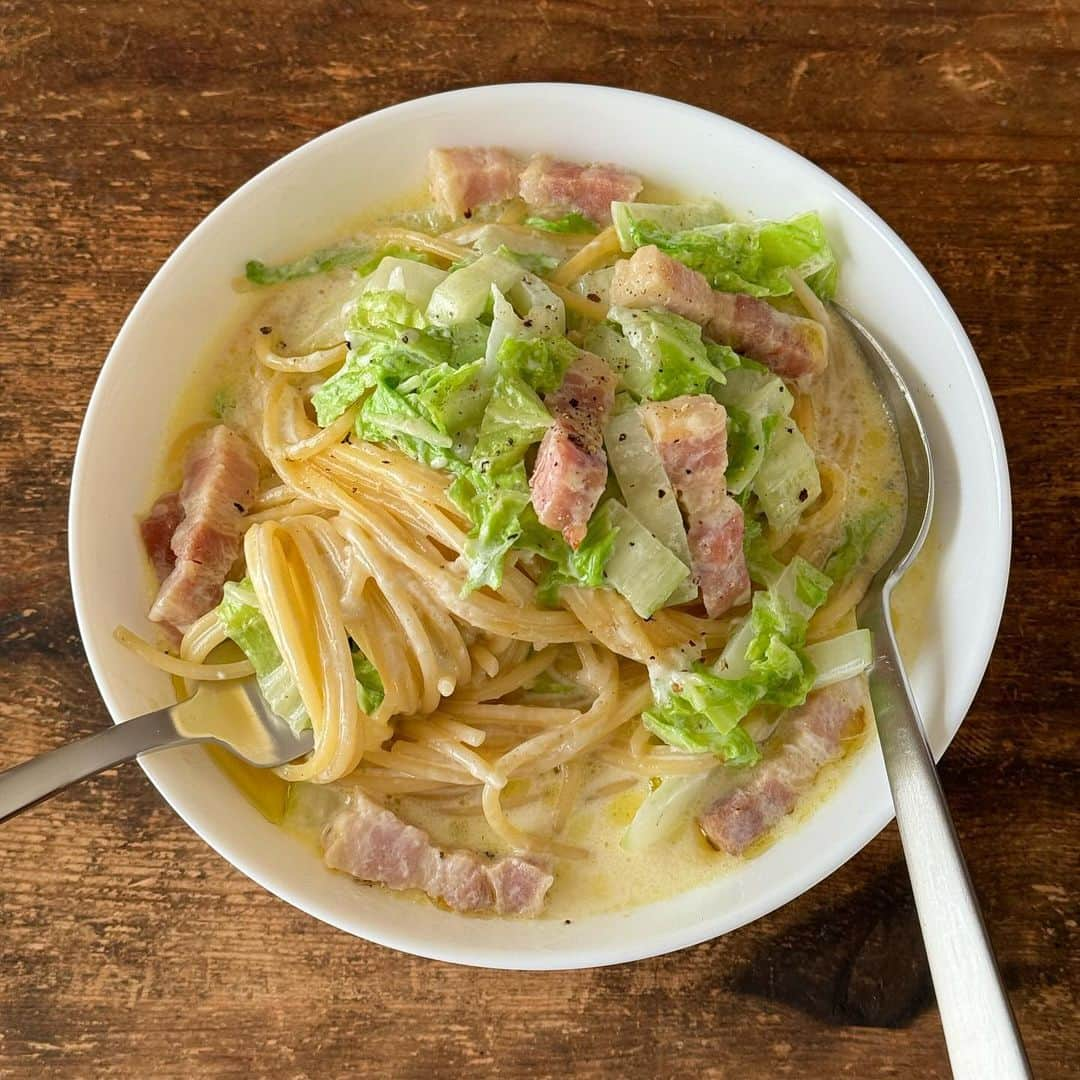 Tesshiのインスタグラム：「お鍋ひとつでミルキースープスパゲッティ One pot milky spaghetti soup #yummy #homemade #healthy #pasta #spaghetti #soup #onepotmeal #おいしい #パスタ #スパゲッティ #スープ #ワンパンレシピ #白菜 #マカロニメイト #フーディーテーブル #手作り  白菜が甘くておいしい🤤 オリーブオイル大2、にんにく1かけ、ベーコン40g、水1カップ、牛乳1カップ、麺100g、塩ひとつまみ、途中でスライスチーズ2枚、白菜2枚くらい(orキャベツ小松菜ほうれん草など好きなの)、塩胡椒など 2 tbsp olive oil, 1 clove garlic, 40g bacon, 200ml water, 200ml milk, 100g spaghetti, a pinch of salt, 2 slices cheese, 2 Hakusai leaves, salt and pepper…」