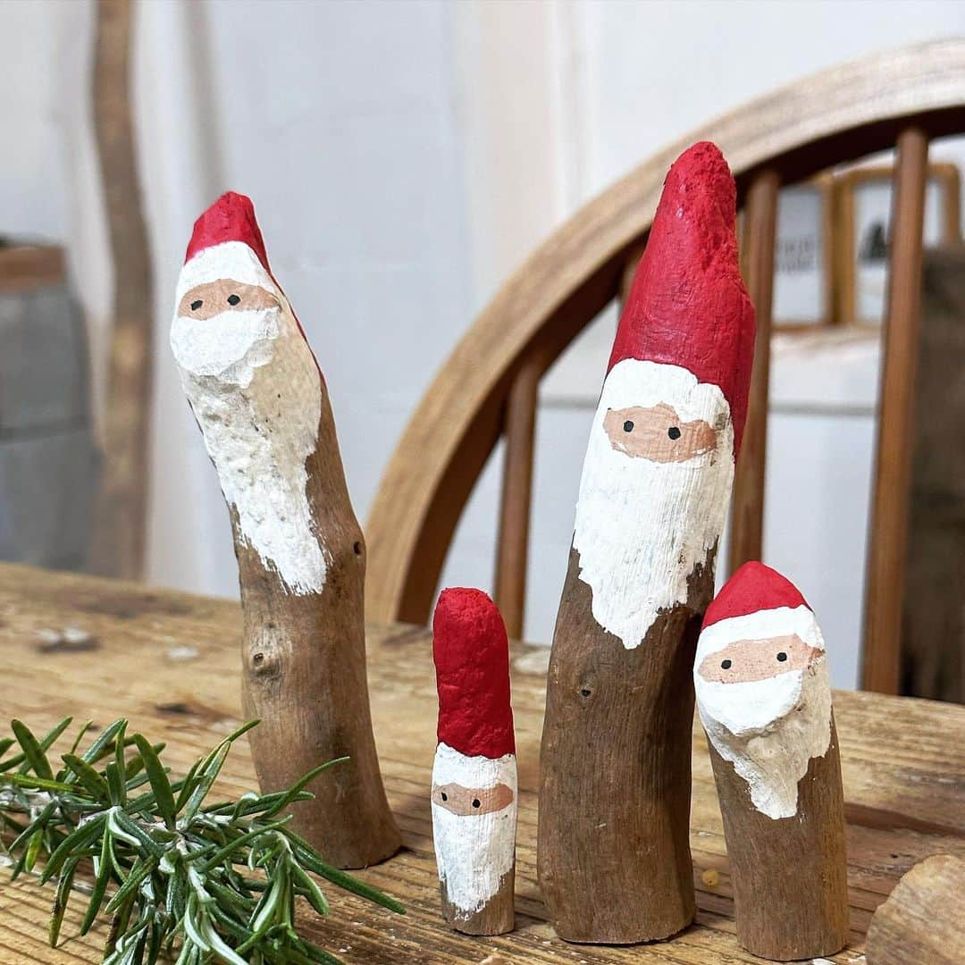 のインスタグラム：「クリスマスシーズン🎄🎅✨ かわいいサンタのオーナメント欲しくて… でも探しても中々なく そんな時は作る私達👨🏾👩🏾🌈  流木で作ったよ💖 絵が上手な　 @mianworks  に任せて みてみて😆 後ろの帽子が可愛いいの🥰  ツリー🌲にもかけれる様に 作ろう✨  お店でも販売しようかな？✨  クリスマスが更にワクワクになるアイテムに大変身 🎅🌲✨」
