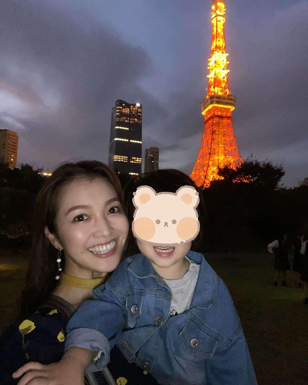 福田典子のインスタグラム：「写真は先月のもので日没直後くらいの時間帯ですが、夜の公園はもう寒い時期に入りましたね🗼💫  我が子は、2歳が近づくにつれて、「ニィして♡」とお願いすると、笑顔でカメラを向いてくれるようになり、一緒に笑顔で写れるチャンスが増えてきました。  とっっっても可愛くて、 とっっっても嬉しくて、 とっっっても幸せな瞬間。  たとえその前後、 スマホを取られないようにして盛大にグズられても、約12kgを片手で抱っこして腕が痺れそうでも、このあと公園から帰らないと地面にへばりついちゃっても、可愛いものは可愛いのです。  なんだか、可愛い"うそなき"を覚えたようで、「うえーん。えーん。おーん。」と悲しげな声を出して、まさに「あなた様は、イヤイヤ期に入られたのですね。」という反応を見せるときすら可愛い🤣♡  「涙が出ていないねえ？可愛いねえ？」って私が笑顔で明るく言うと観念することも多くて、それもまた可愛い。親バカですねえ。  これからもっと大変になるのでしょうが、日に日に増す可愛さ。  今よりもっと、さらに可愛くなるなんて、"子離れ"できるのか今から心配です。笑  いつか、きっと、「おい！」とか、「うるさい！」とか言われるんだろうなぁ🤣♡…のあとに、「可愛いねえ！」って思うだけで反抗期さえ楽しみになる不思議。笑  寒くなってきたので、体調管理も難しいところ…！🍂 みなさんもお身体には気をつけてくださいね。  寒くなってきたときの室内遊び、何かおすすめがあればぜひ教えてください🫶🏻🫧  #笑顔かわいい #うちのこかわいい #なにこのタグ素敵↑ #でも笑顔が受け口な気がする #大丈夫かな心配 #自分の腕も逞しくなりすぎて心配 #というひと息ついた投稿でした #ちゃんちゃん #2023秋 #2023autumn #tokyo」