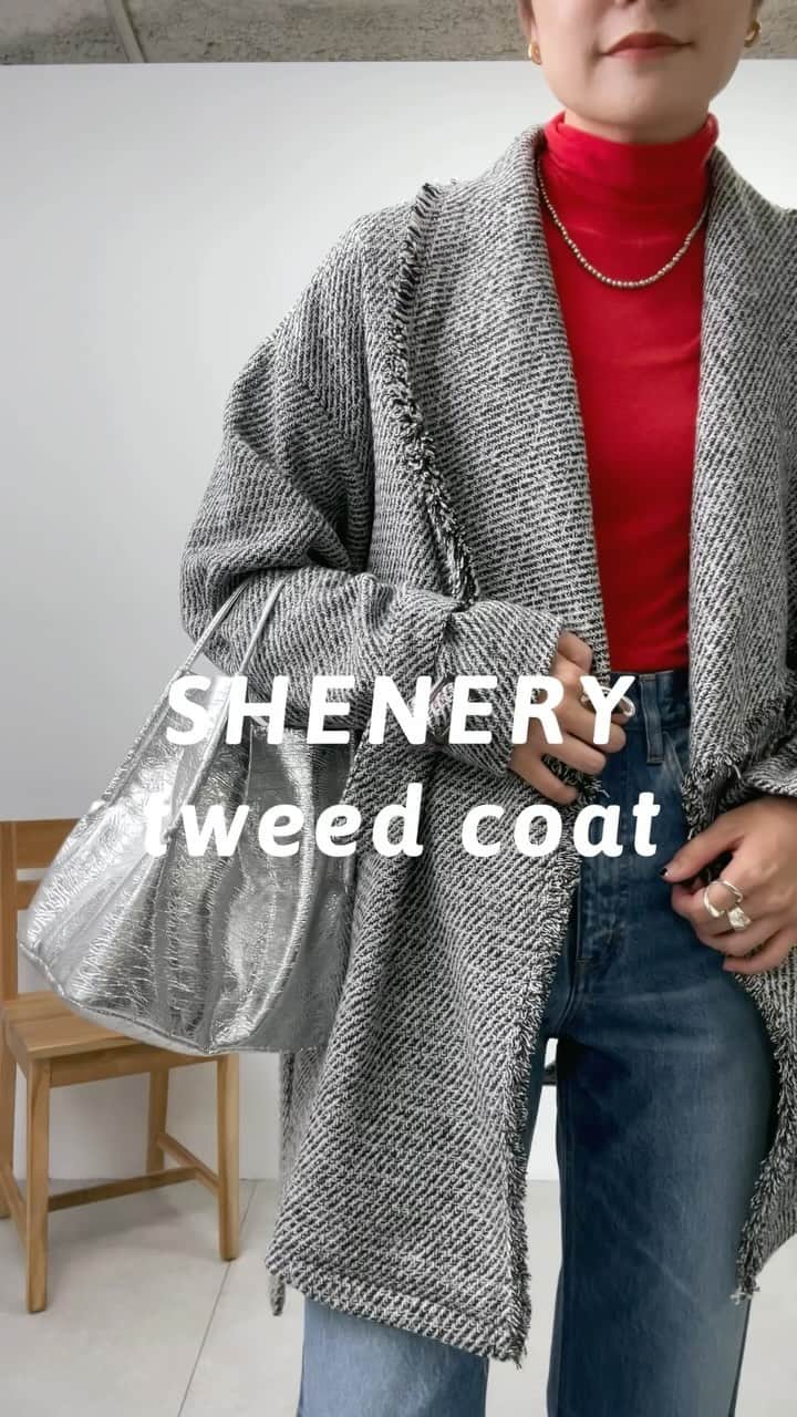 川島幸恵のインスタグラム：「🎼🎼🎼 ⁡ 羽織るだけでコーディネートが華やかになるツイードミディコート😊 ⁡軽くて暖かい🩶  急に寒くなって、アウターコーディネートも楽しみましょー♩ ⁡ ⁡ #SHENERY_official #coat #denimpants #SHENERY #fashion #styling #ツイード #ツイードコート  #秋服コーデ #コートコーデ」