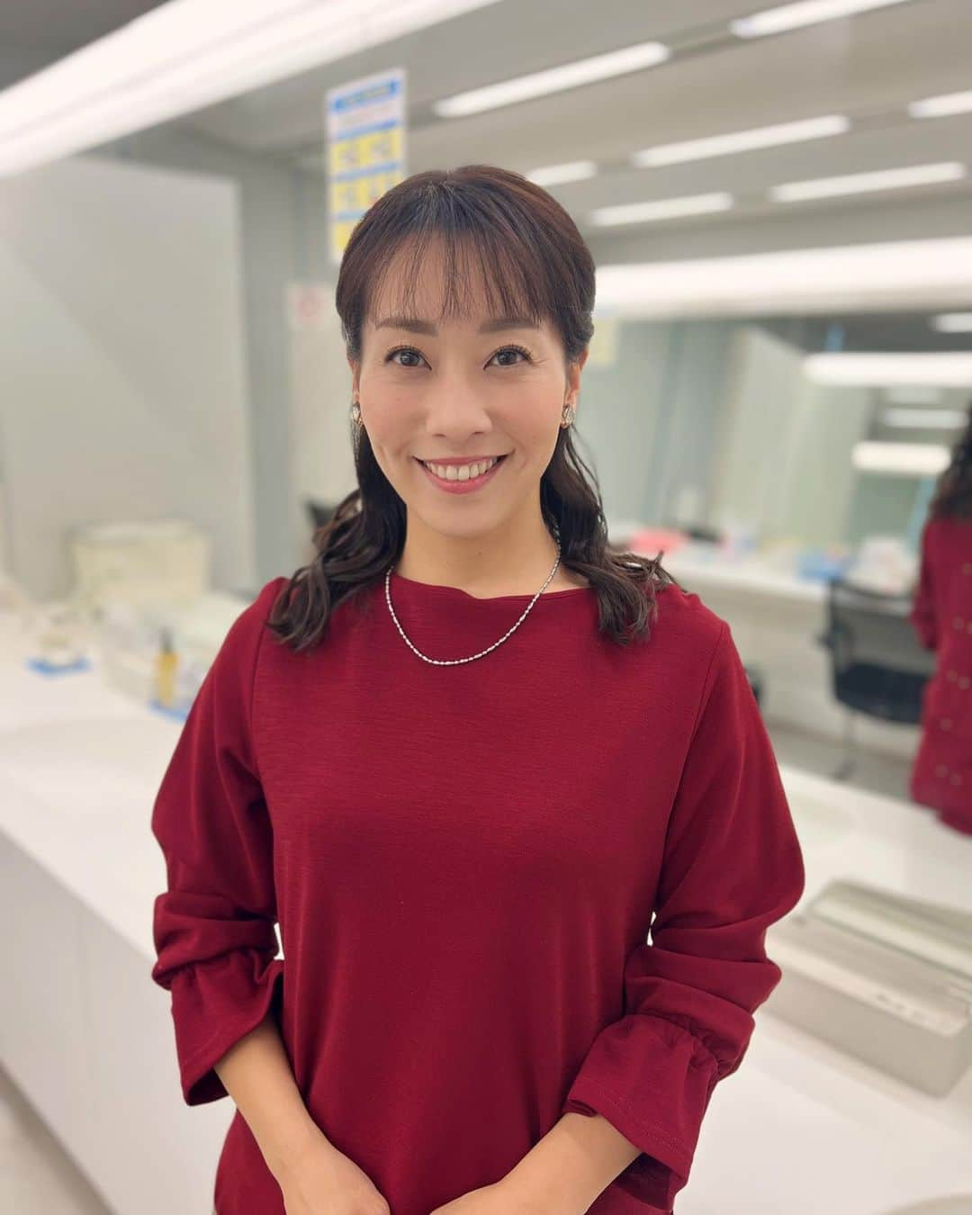 實石あづさのインスタグラム：「. ABEMAニュース代打でしたー！ メイクさんと 「健康大事だよね、 意識的に休まなきゃだよね」 って話で盛り上がりました😂 わかってるんだけど、 なかなか出来ないのです🫣 健康第一！ . #abematv #abema #abemanews  #アベマtv #アベマ  #abemanewsキャスター  #news #報道  #roppongi #roppongihills  #hairmake  #hairset #ヘアセット  #ダウンスタイル  #ヘアメイクのきろく #フリーアナウンサー #スピーチトレーナー #ニュースキャスター  #實石あづさ」