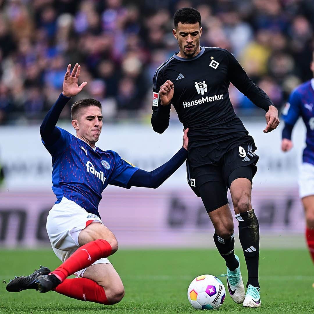 のインスタグラム：「Halbzeit in Kiel. ⏸️  Eine durchwachsene erste Hälfte ist vorbei. Wir gehen mit einem knappen 0:1-Rückstand in die Kabine. 🔷  #nurderHSV #KSVHSV 📸 @witters_sportfotografie」