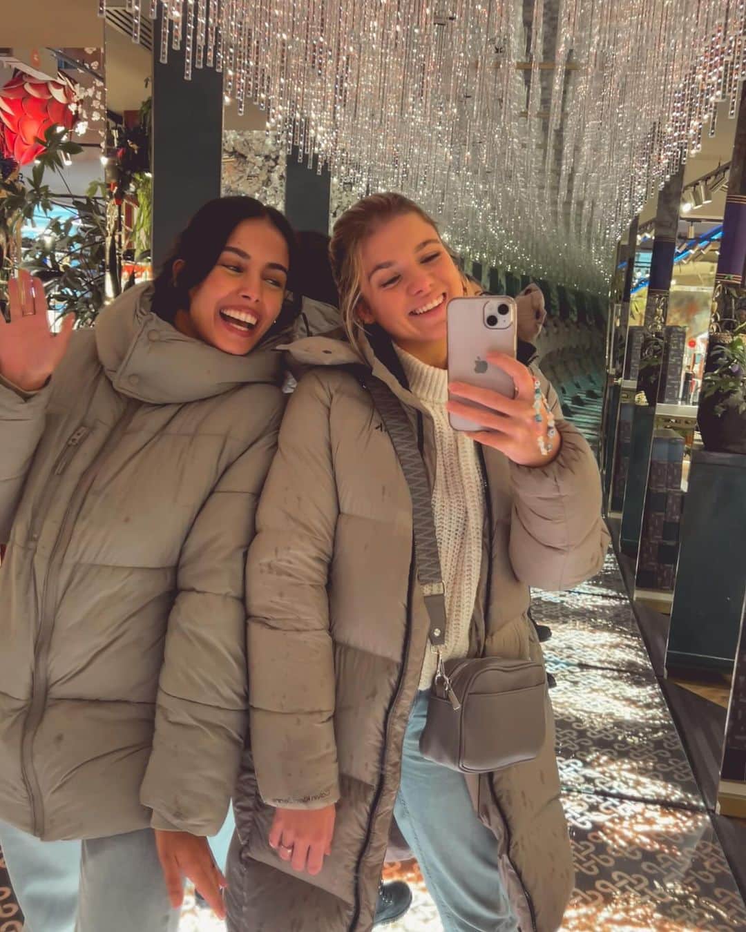 ニキ・ヴォリーズのインスタグラム：「Cute cafes and good friends 🌞 ☁️」