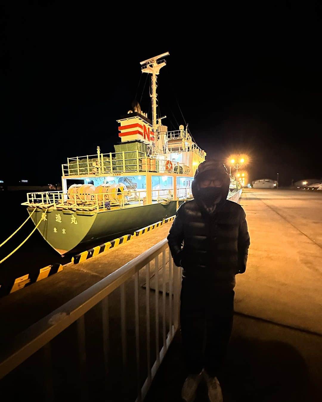 布袋寅泰のインスタグラム：「ホテ散歩@夜の釧路の港。冷たい海風に揺れる舟灯りが儚いサーカスの光のよう。明日は波の向こうに。　#布袋寅泰 #ホテ散歩　#釧路」