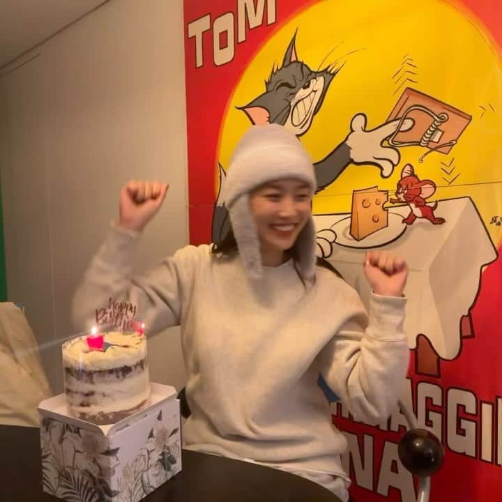 チャン・ヒリョンのインスタグラム：「12시 땡하자마자 축하해주는 친구들....🖤사랑한다🖤」