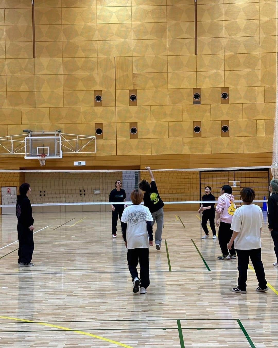 大山未希さんのインスタグラム写真 - (大山未希Instagram)「🏐  青山ビューティ学院高等部 バレーボール授業2回目！  次回試合なのでその前の段階の練習！  メンズ達が口しか動いてなくておもしろい🤣 誰かミスするたびに総ツッコミ！ でもとにかく楽しそうでなにより！！  #青山ビューティ学院高等部 #バレー教室 #バレーボール ↓」11月12日 18時00分 - miki_oyama1003