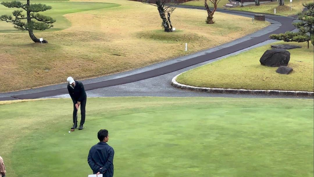 矢野燿大のインスタグラム：「・ 昨日は、 ゴルフコンペのゲスト出演⛳️  参加者の皆様との、 パッティング対決へ🔥  お見事！な結果ではありませんでしたが、 素敵な時間になりました😄  雨もなんとかもってよかったです。  ありがとうございました🏌️  by ヤノマネ  #矢野燿大 #ゴルフ #ゴルフコンペ  #理論的 #パター対決」