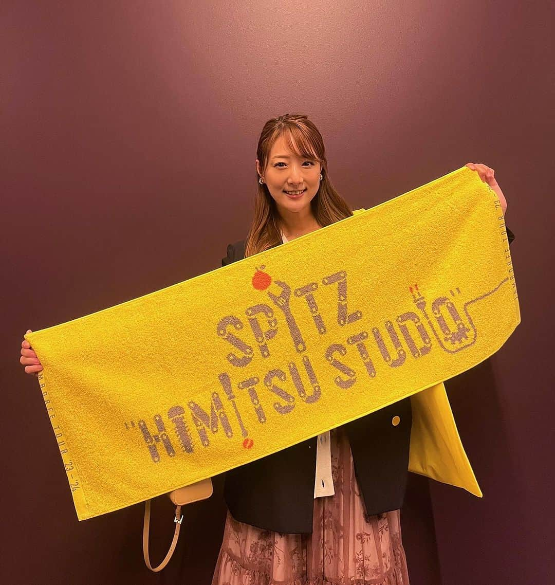 佐々木もよこのインスタグラム：「小学生から大好きなスピッツのSPITZ JAMBOREE TOUR ’23-’24 "HIMITSU STUDIO"横浜公演に行ってまいりました！！！🥹🩷🩷  あのね…よすぎたよ！！！！😭😭😭✨✨  ネタバレできないので曲は控えますが、１つ残らずわたしの大好きな曲を演奏してくれました！！！😭 (たしかにそもそも嫌いなのはないんだけど) ひみスタ収録の曲はもちろん、懐かしすぎる大好きな大好きな曲たちも…！🥹  ただ片岡先生と喋るためだけに行ってた個別指導の時にハマってた曲も、大人になってから改めて大好きになった曲も、横浜マラソン走った時にこれ聴いたから完走できた曲も、毎日夕方外を歩いてると思い出す曲も…  もう、感無量😭😭  トークも全員ゆるゆるで癒しすぎてさ、、ありのままで可愛くってさ…  マサムネさんの美しい声はずっっっと変わらない癒しの大好きな声でさ。リーダーの演奏はバキバキでぴょんぴょんでさ、さきちゃんはドラムバチバチバチコンで超かっこよくてさ、テッちゃんのギターはぎゅいんぎゅいんでかっこよくってさぁぁあ😭✨✨  帰り道セトリ作って今聴きながら浸って帰っております。  あぁもう本当今回のアルバムで1番衝撃で大好きだったあの曲が生で観れて聴けて涙がでました😢  本当に幸せだった。 グッズもたくさん買えて大満足！  明日のカメパでも話したいから聴いてね！！！！  #スピッツ #ひみスタツアー #spitz #ひみつスタジオツアー #kアリーナ」