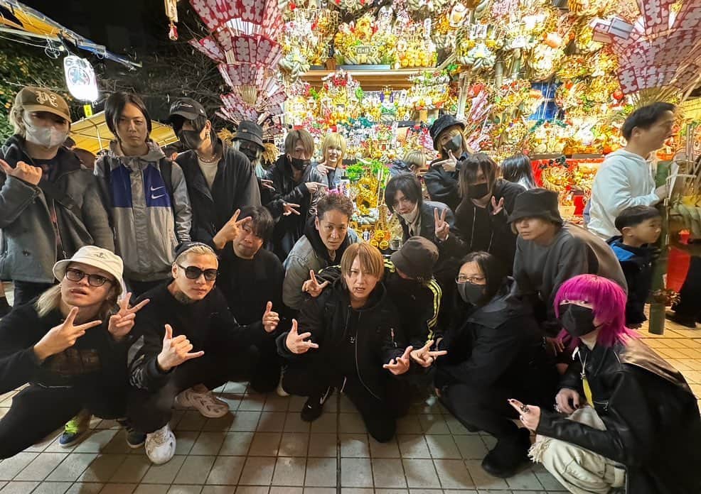 のインスタグラム：「littleHEARTS.新宿店　個別イベント 来てくれた皆ありがとうー！  イベント終わりで花園神社に熊手を買いに行きました🐻  おみくじ引いたら大吉だった〜嬉しい✨」