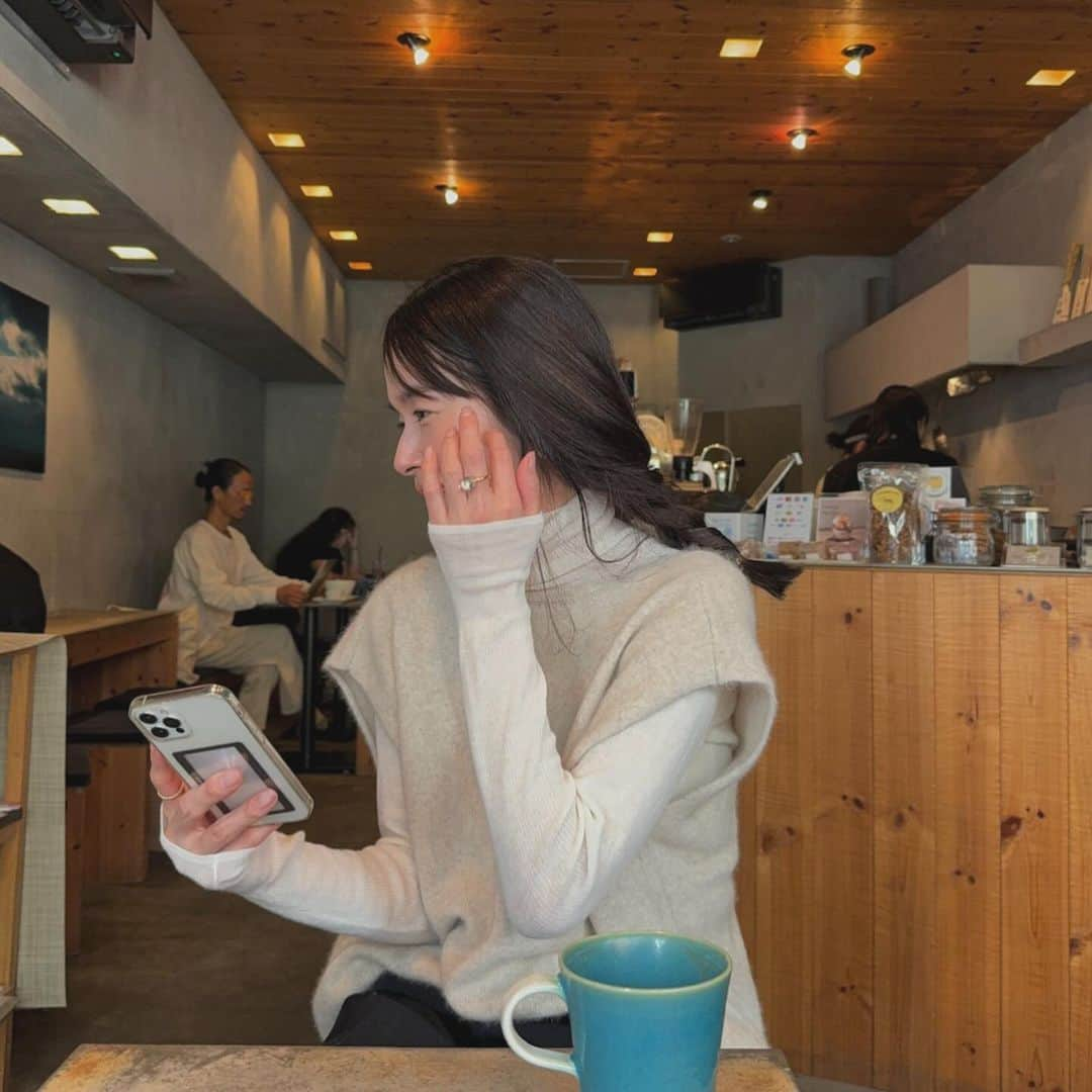 uinoloscaのインスタグラム：「ぐんと気温が下がり、温かいドリンクが必須になってきた☕️ 出番多き愛用中のリブタートルだけでは寒くなってきたので、ベストの重ね着で。素材はラクーンとフォックスで柔らかくて暖かい〜🦊 前後どちらでも着用できるので、いろんなコーデを楽しみたいと思ってます🫶🏻 ・ ・ ・ #ctplage #ニットコーデ」