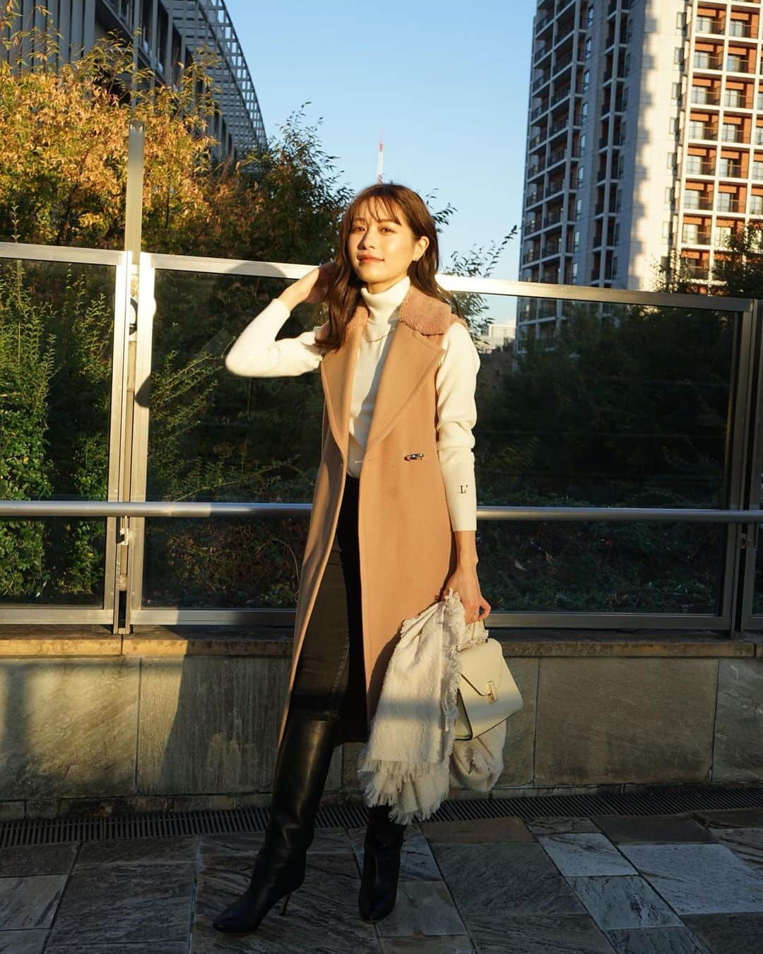 楫真梨子さんのインスタグラム写真 - (楫真梨子Instagram)「Belted Wool long gilet / Camel   秋晴れで気持ちよかった日🍂  1〜8枚目はタートルネックニットをあわせたスタイリング。9〜10枚目は半袖トップスをあわせたスタイリングです🧥  綺麗めからカジュアルまで幅広くアレンジできるので、テイストを選ばず着用いただけます☺️  ジレがとってもあたたかいので、晴れてる日は未だに半袖合わせで着用しています笑」11月11日 21時58分 - kajimari1226