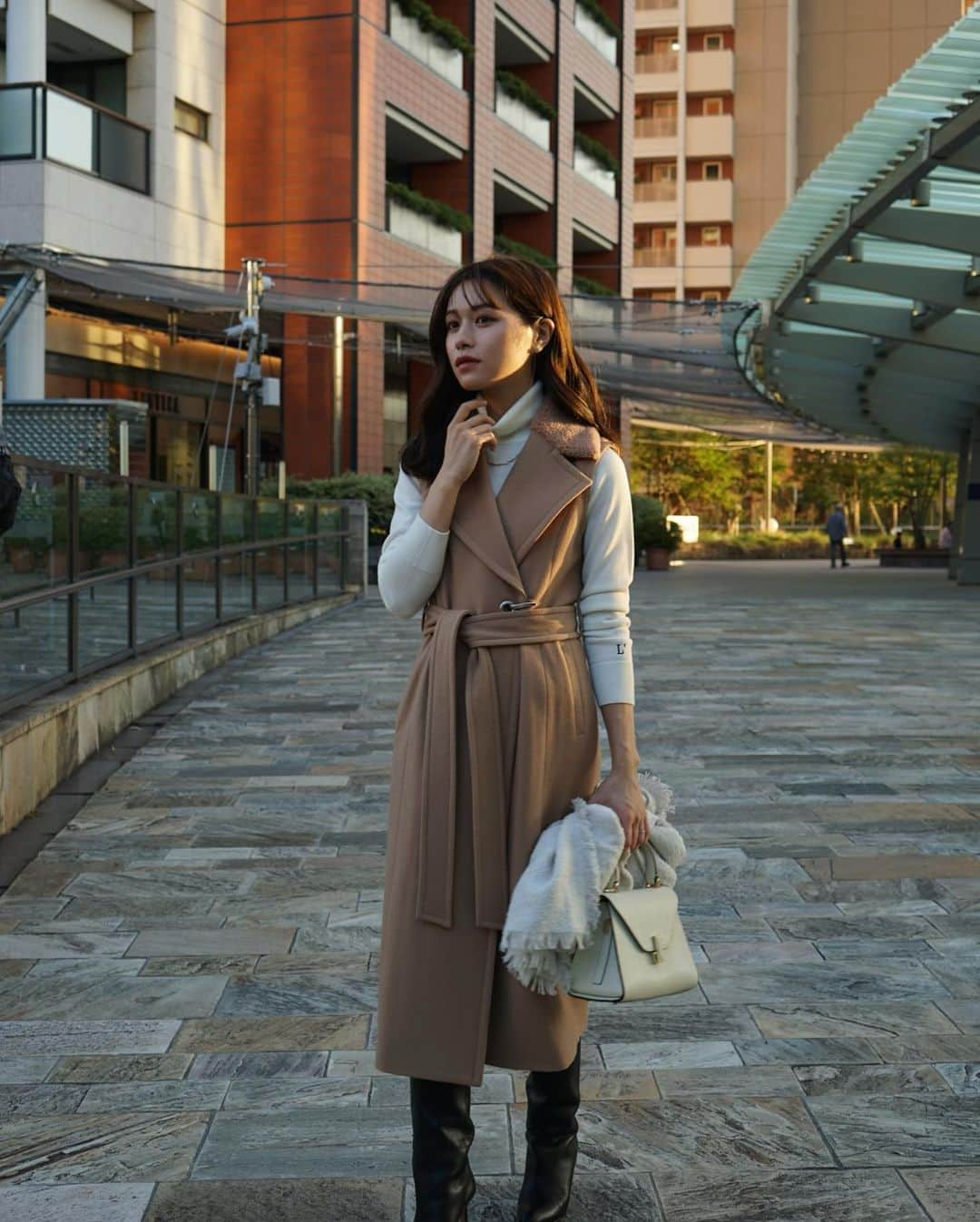 楫真梨子さんのインスタグラム写真 - (楫真梨子Instagram)「Belted Wool long gilet / Camel   秋晴れで気持ちよかった日🍂  1〜8枚目はタートルネックニットをあわせたスタイリング。9〜10枚目は半袖トップスをあわせたスタイリングです🧥  綺麗めからカジュアルまで幅広くアレンジできるので、テイストを選ばず着用いただけます☺️  ジレがとってもあたたかいので、晴れてる日は未だに半袖合わせで着用しています笑」11月11日 21時58分 - kajimari1226