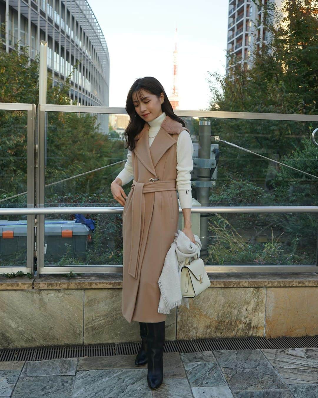 楫真梨子さんのインスタグラム写真 - (楫真梨子Instagram)「Belted Wool long gilet / Camel   秋晴れで気持ちよかった日🍂  1〜8枚目はタートルネックニットをあわせたスタイリング。9〜10枚目は半袖トップスをあわせたスタイリングです🧥  綺麗めからカジュアルまで幅広くアレンジできるので、テイストを選ばず着用いただけます☺️  ジレがとってもあたたかいので、晴れてる日は未だに半袖合わせで着用しています笑」11月11日 21時58分 - kajimari1226