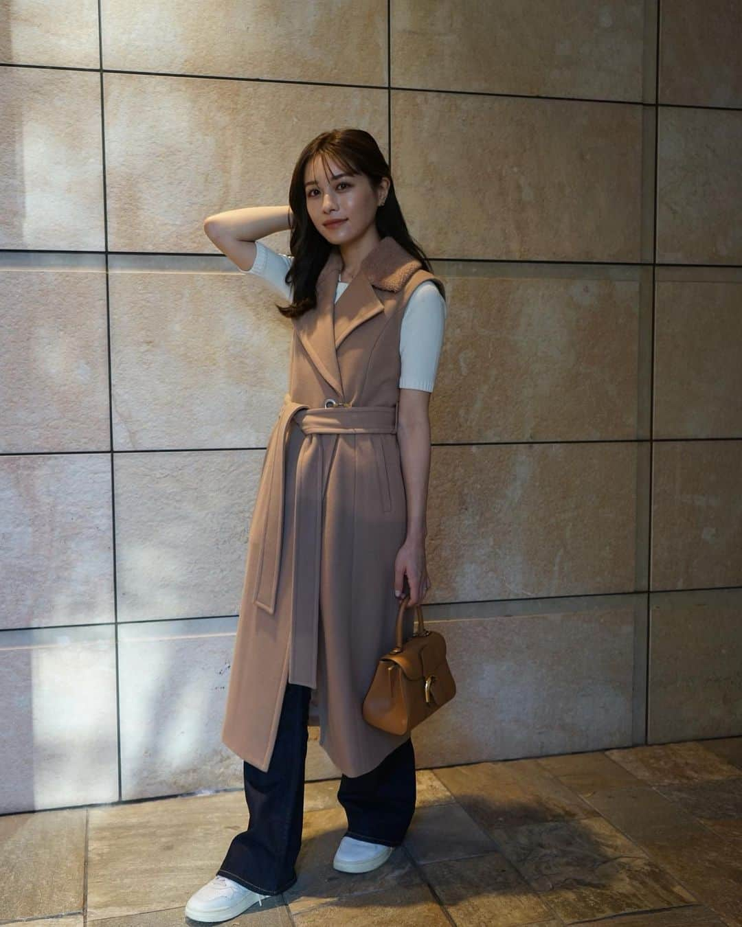 楫真梨子さんのインスタグラム写真 - (楫真梨子Instagram)「Belted Wool long gilet / Camel   秋晴れで気持ちよかった日🍂  1〜8枚目はタートルネックニットをあわせたスタイリング。9〜10枚目は半袖トップスをあわせたスタイリングです🧥  綺麗めからカジュアルまで幅広くアレンジできるので、テイストを選ばず着用いただけます☺️  ジレがとってもあたたかいので、晴れてる日は未だに半袖合わせで着用しています笑」11月11日 21時58分 - kajimari1226