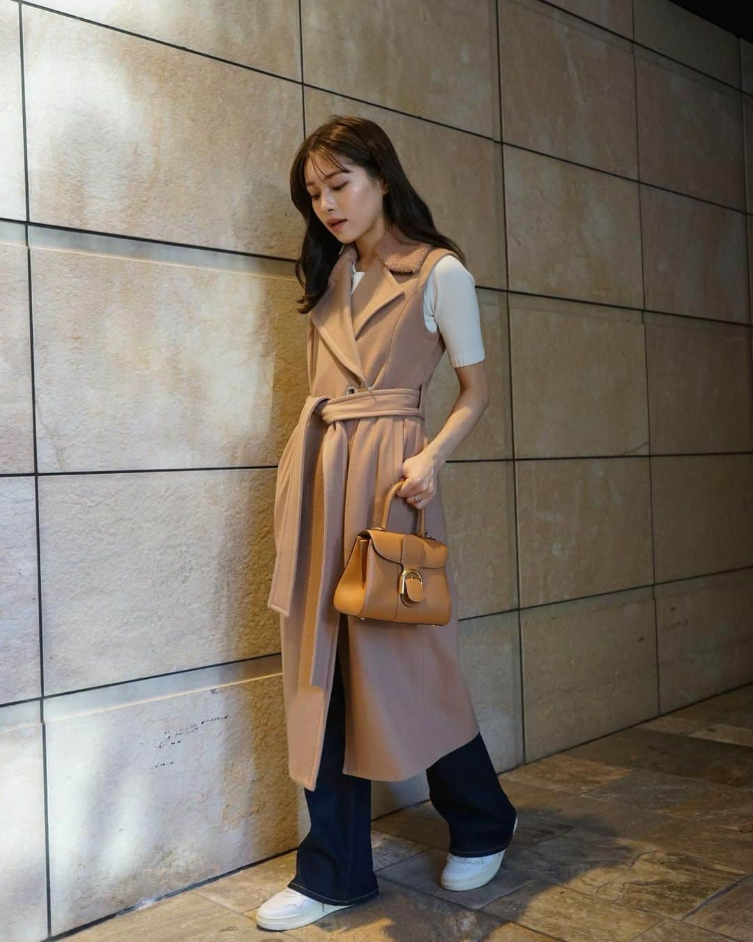 楫真梨子さんのインスタグラム写真 - (楫真梨子Instagram)「Belted Wool long gilet / Camel   秋晴れで気持ちよかった日🍂  1〜8枚目はタートルネックニットをあわせたスタイリング。9〜10枚目は半袖トップスをあわせたスタイリングです🧥  綺麗めからカジュアルまで幅広くアレンジできるので、テイストを選ばず着用いただけます☺️  ジレがとってもあたたかいので、晴れてる日は未だに半袖合わせで着用しています笑」11月11日 21時58分 - kajimari1226