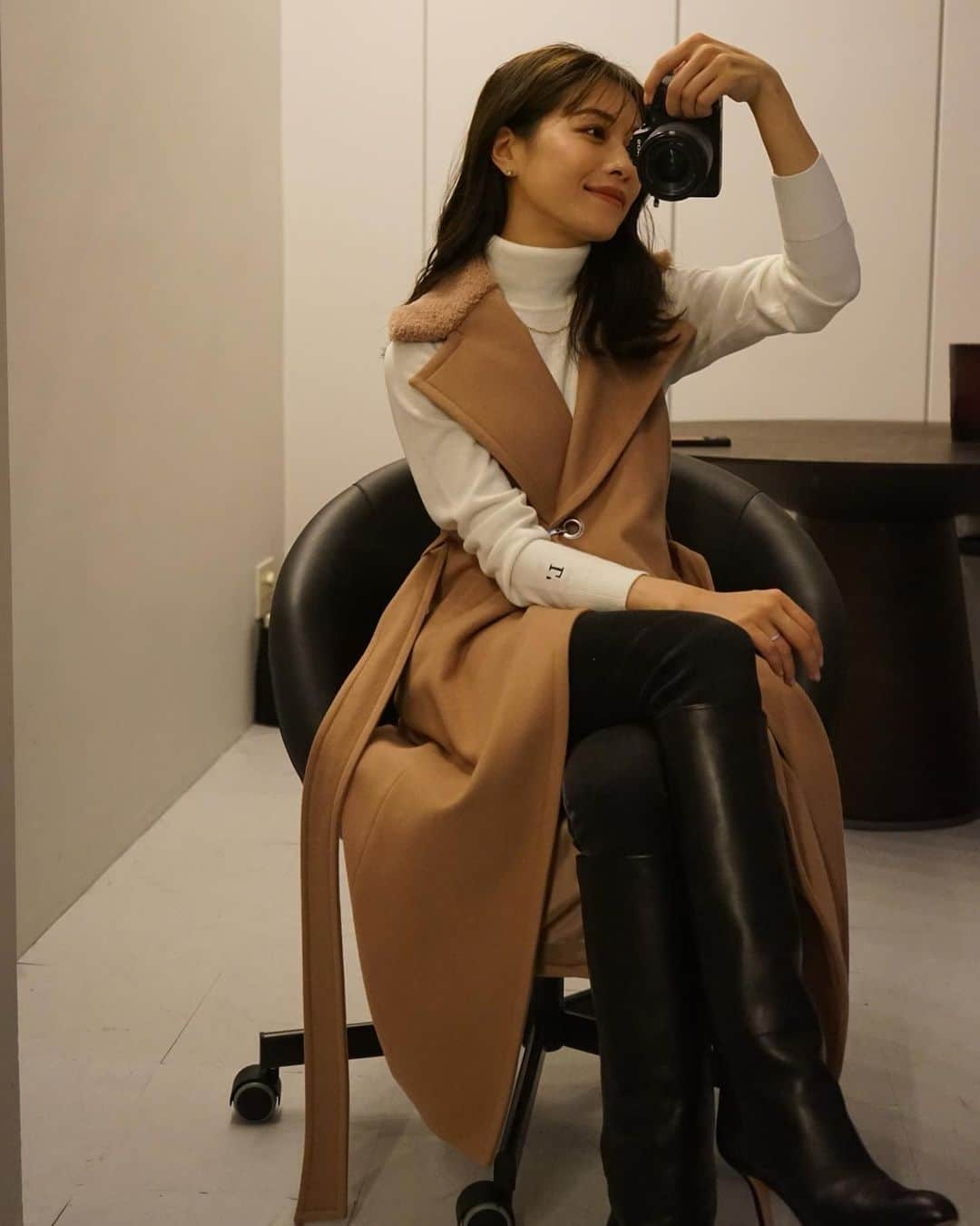 楫真梨子さんのインスタグラム写真 - (楫真梨子Instagram)「Belted Wool long gilet / Camel   秋晴れで気持ちよかった日🍂  1〜8枚目はタートルネックニットをあわせたスタイリング。9〜10枚目は半袖トップスをあわせたスタイリングです🧥  綺麗めからカジュアルまで幅広くアレンジできるので、テイストを選ばず着用いただけます☺️  ジレがとってもあたたかいので、晴れてる日は未だに半袖合わせで着用しています笑」11月11日 21時58分 - kajimari1226