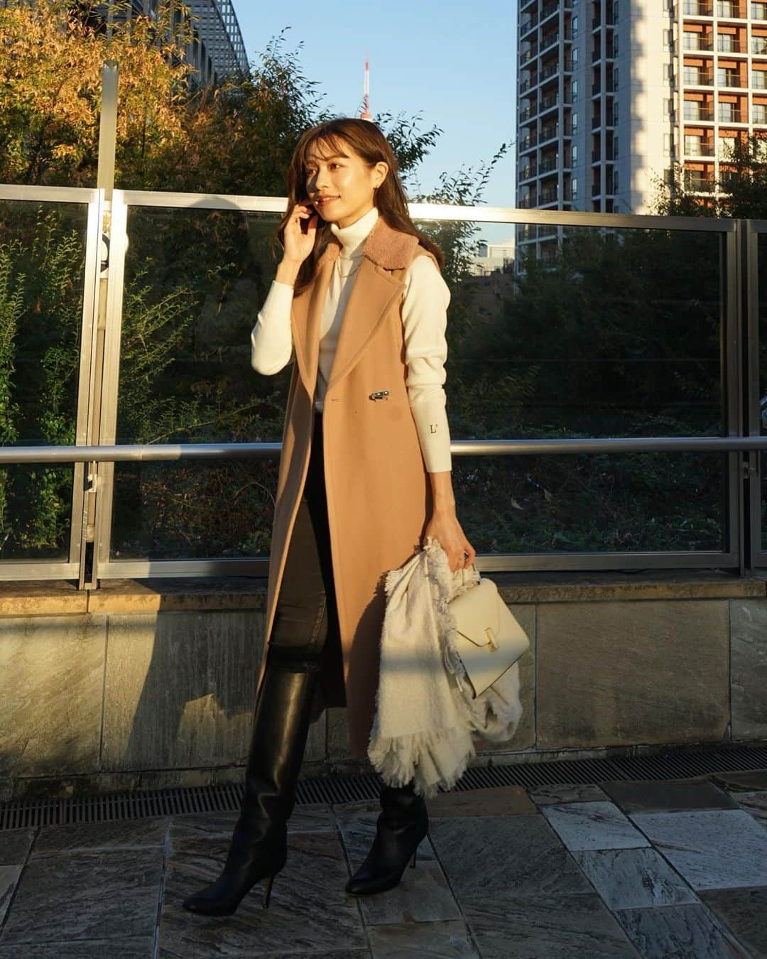 楫真梨子のインスタグラム：「Belted Wool long gilet / Camel   秋晴れで気持ちよかった日🍂  1〜8枚目はタートルネックニットをあわせたスタイリング。9〜10枚目は半袖トップスをあわせたスタイリングです🧥  綺麗めからカジュアルまで幅広くアレンジできるので、テイストを選ばず着用いただけます☺️  ジレがとってもあたたかいので、晴れてる日は未だに半袖合わせで着用しています笑」