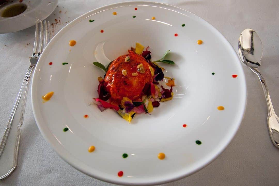 武井義明のインスタグラム：「続いてサンセバスチャンの三つ星（当時）、ARZAK。自炊とバルホッピングの旅だったけど、同行者の「星付きも行きましょうよ」という提案で、どういう技を使ったのかわからないけど予約をとってくれた。蝶ネクタイして行きました。で、本当に行ってよかった。星付きってこういうことなんだってよくわかった。とにかく楽しいんです、サービスも味も全体がエンタテインメント。格式とかハイソなものをちょっと「けっ」なんて知らずに言うのはカッコ悪いんだって、けっこう価値観が変わりました。」