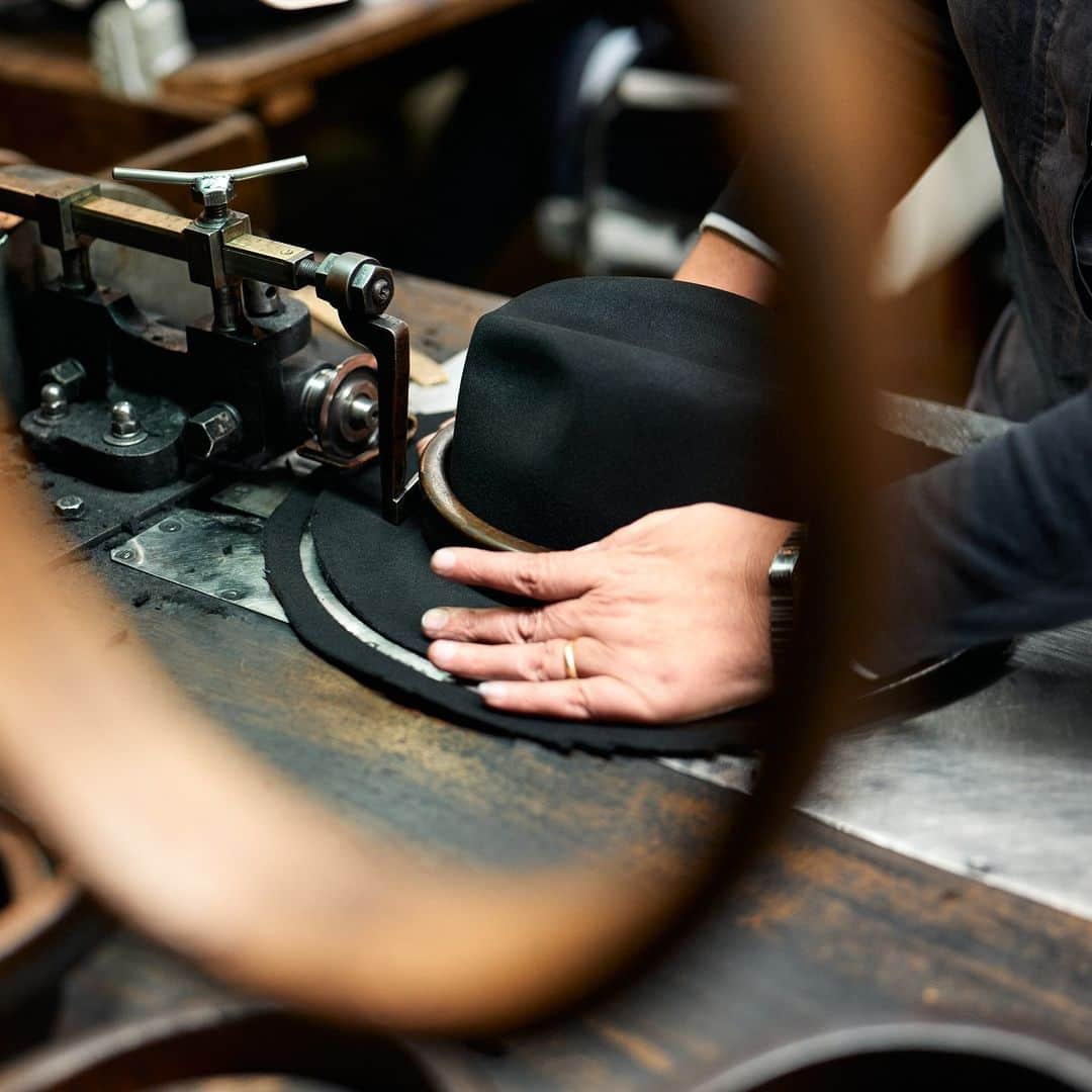 ボルサリーノのインスタグラム：「True Hat Making starts with Human Touch.  A rare image capturing the Making of a  Borsalino felt fedora, exclusively handcrafted by our best-in-class artisans, who have passed down our Made in Alessandria hat making secrets for generations.  Discover the latest collections now on www.borsalino.com  Ph @helmutberta   #whereallthemagichappens #italianstyle #fedoralove #Borsalinolove #feltbeginnings #MadeinItaly #iconicaccessories」