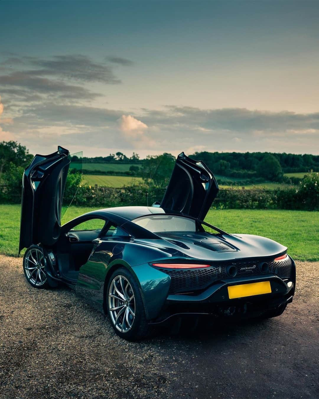 McLaren Automotiveさんのインスタグラム写真 - (McLaren AutomotiveInstagram)「Dihedral doors bringing drama to the British countryside. #McLarenSpotted by @n.rigby 📸  #McLarenArtura #McLaren #McLarenAuto #CarsofInstagram」11月11日 22時00分 - mclarenauto