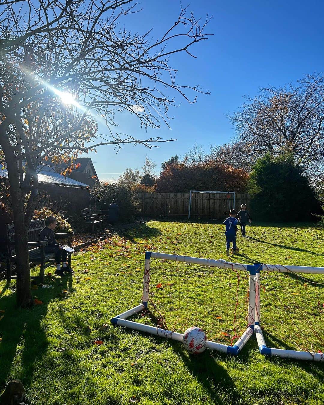 ヘレン・スケルトンのインスタグラム：「Autumn … if you can tell winter this is how we like it. Thanks so much 🫶🍂🌳☀️」