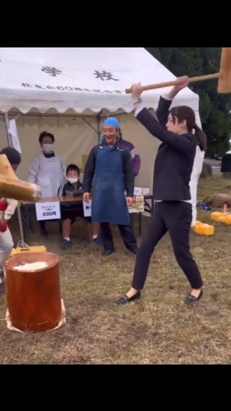 小野田紀美のインスタグラム：「本日は勝北ふるさと祭りから。 本山県議の農園のお米を使った餅の販売も！という事で久しぶりに餅つきをさせて頂きました！ブランクでなまりきってますぐぬぬ(>_< ) (本人ツイートより)  本人ツイートより、お餅つきも全力の小野田の様子をお届けします☺️ (事務所スタッフM) #岡山県 #津山市 #勝北ふるさと祭り #餅つき #自民党 #参議院 #小野田紀美 #小野田きみ #おのだきみ #日本を守り抜く #約束」