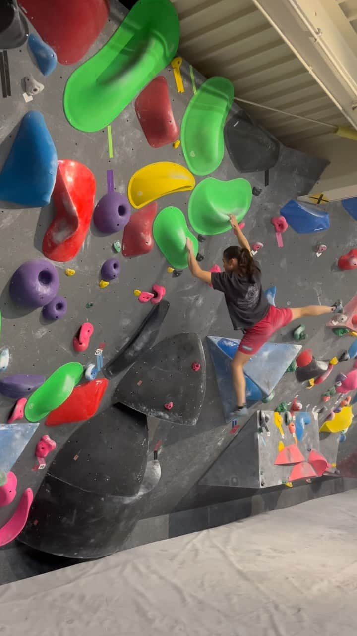 中村真緒のインスタグラム：「@bouldering_gym_share 🐬 ・ ・ ぴょんぴょんぺしぺし🦎 ・ ・ @mudhand_cb @phiten_official @frictionlabs @tenayaclimbing #日新火災  #bouldering_videos_of_instagram #climbing #bouldering #クライミング #ボルダリング #マオハンド」