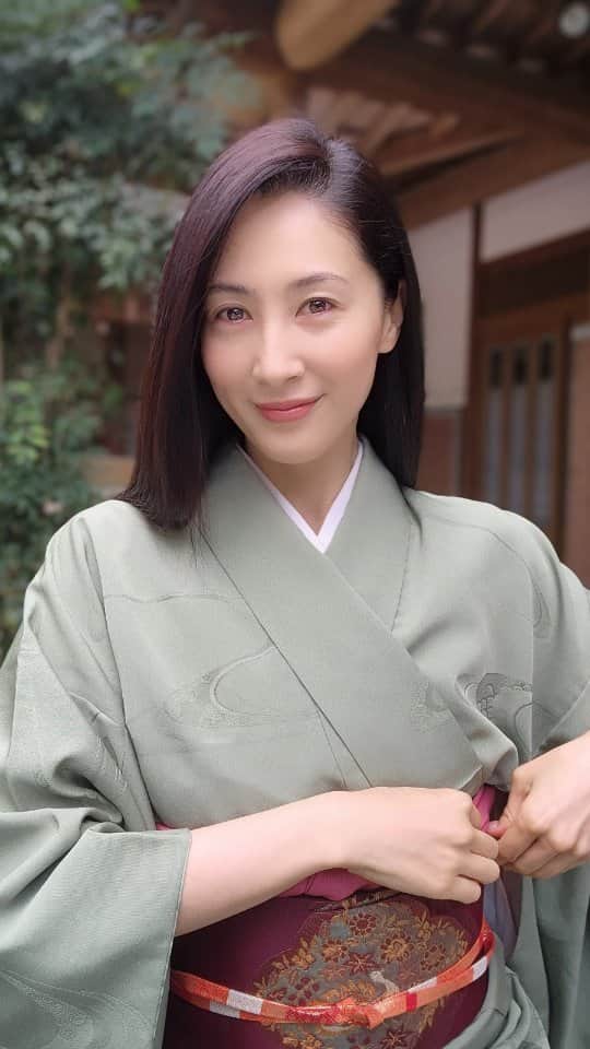 吉松育美のインスタグラム：「Kimono day 👘 🇯🇵 まだまだ課題はたくさんですがだんだんと一人で着付けができるようになってきました…もっと綺麗に着物がきたい！  #kimono #着物 #着物コーディネート #japan #着物コーデ #着物女子 #着付け #和服 #👘 #小紋 #japanesewoman #teaceremony #茶道」
