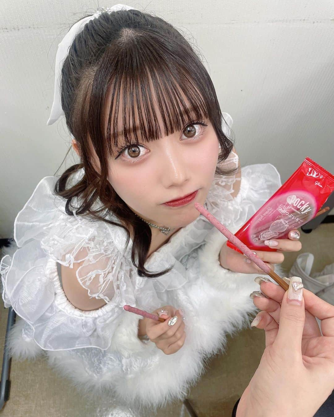 大場結女さんのインスタグラム写真 - (大場結女Instagram)「#ポッキーの日 だよぉ🍫❤︎  るーがあーんしてくれたっ  #ポッキー #ポッキープリッツの日  #お菓子 #お菓子好き  #アイドル」11月11日 22時08分 - yume.o__06