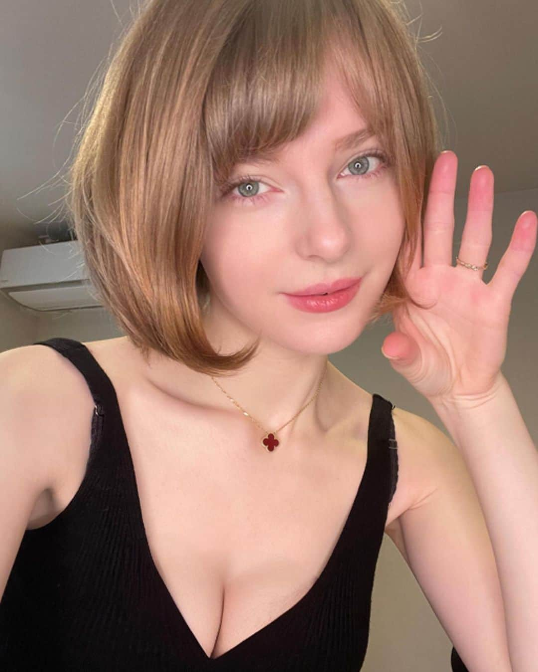 Ella Freyaのインスタグラム：「Hello 🤩」