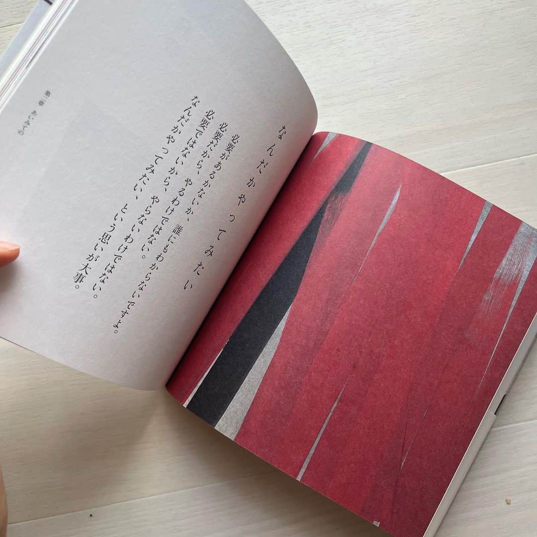 山田友美さんのインスタグラム写真 - (山田友美Instagram)「アートワークのような…♡ 以前舞台役者を育てるためのワークショップに参加させて頂いた時に、香りを使ったアプローチを学びました☺️  その時は詩に色をつけて、それに合ったアロマをブレンドして情景を感じてみる、、、というようなことをして以来素敵だなぁと💓  自分でもやっちゃいました笑  小学生の頃から作品のファンで今も帰省するたびに必ず行く「篠田桃紅」さんの作品！  彼女はたくさんの言葉も残しているのですが、その中から今ピンと来たものを選んでそのセンテンス毎に香りもチョイス。  今月の自分のためにお守りのようなアロマスプレーを作りました✨」11月13日 20時00分 - __tomomiracle