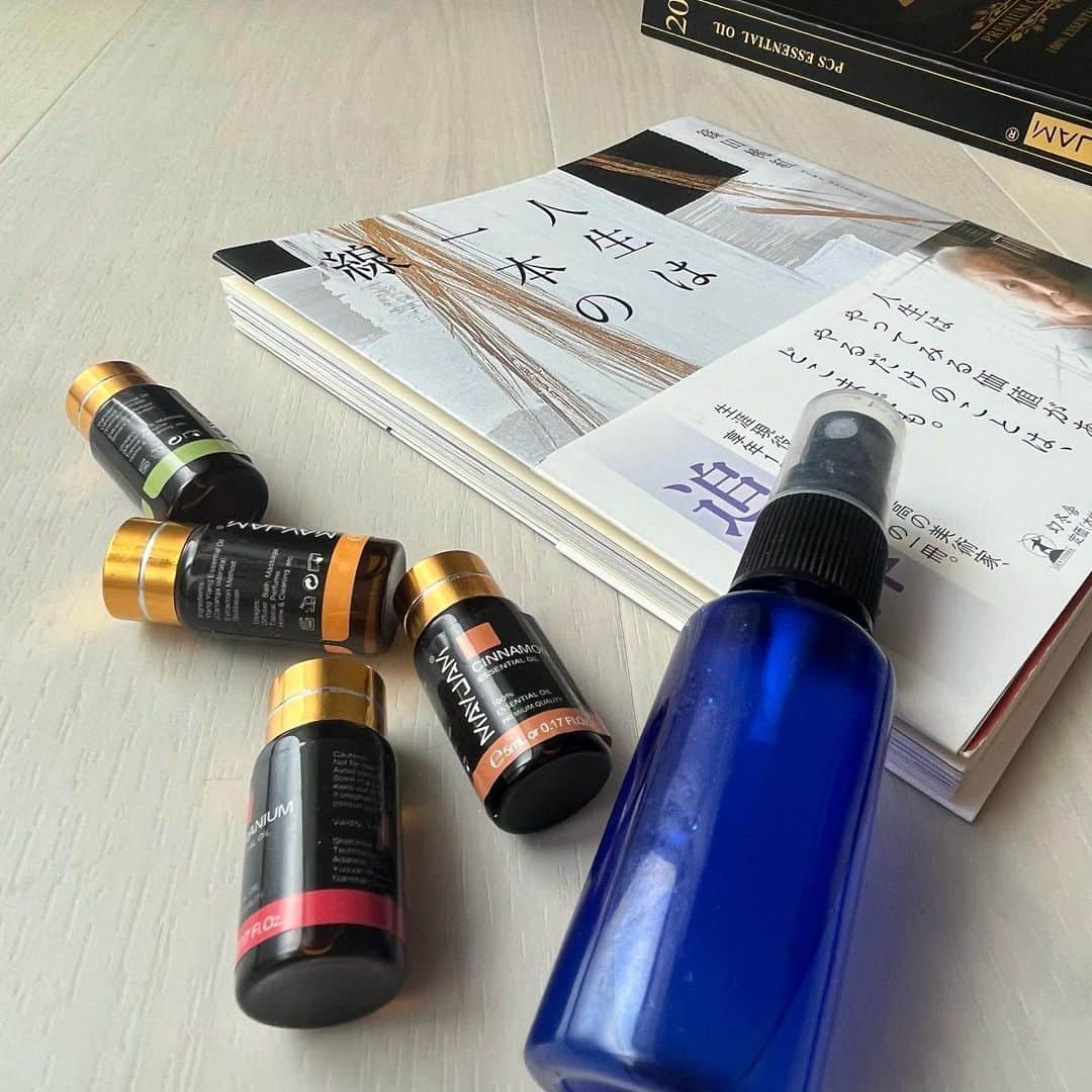 山田友美さんのインスタグラム写真 - (山田友美Instagram)「アートワークのような…♡ 以前舞台役者を育てるためのワークショップに参加させて頂いた時に、香りを使ったアプローチを学びました☺️  その時は詩に色をつけて、それに合ったアロマをブレンドして情景を感じてみる、、、というようなことをして以来素敵だなぁと💓  自分でもやっちゃいました笑  小学生の頃から作品のファンで今も帰省するたびに必ず行く「篠田桃紅」さんの作品！  彼女はたくさんの言葉も残しているのですが、その中から今ピンと来たものを選んでそのセンテンス毎に香りもチョイス。  今月の自分のためにお守りのようなアロマスプレーを作りました✨」11月13日 20時00分 - __tomomiracle