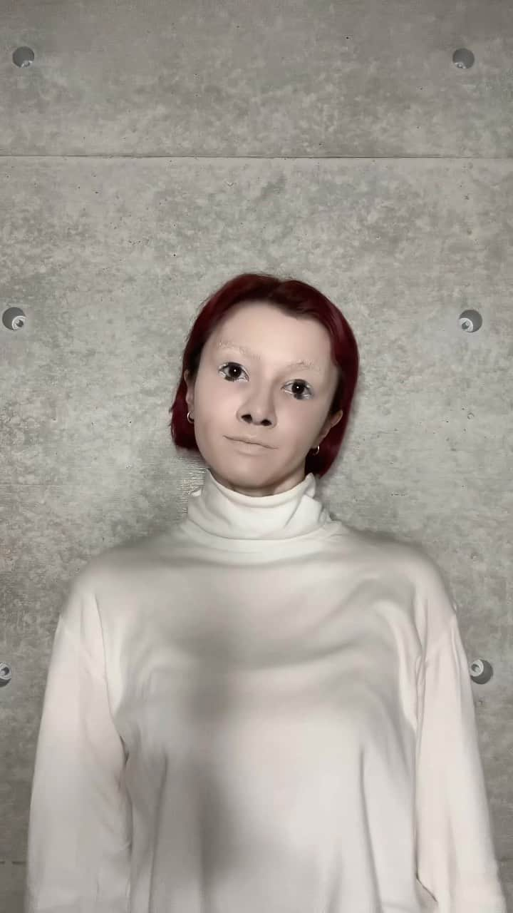 ガーダオ・メラニーのインスタグラム：「Uncanny valley?」