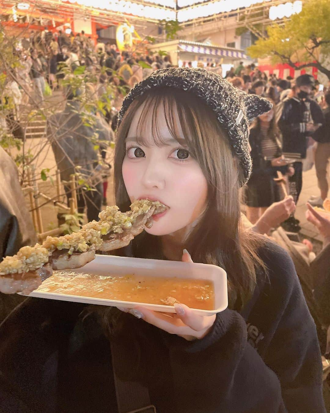 夏目一花のインスタグラム：「酉の市！🏮 お祭り大好き人間だから毎年行ってるんだ〜〜  お友達が家に泊まりきてたからお洋服貸した〜〜  #ootd #overprint #ストリートファッション #ストリートコーデ #ストリート #アメカジ #トレーナー #ニット #ニット帽 #冬コーデ #冬服コーデ #冬服 #秋コーデ #秋服コーデ #秋服 #ファッション #韓国ファッション #高身長女子コーデ #高身長コーデ」