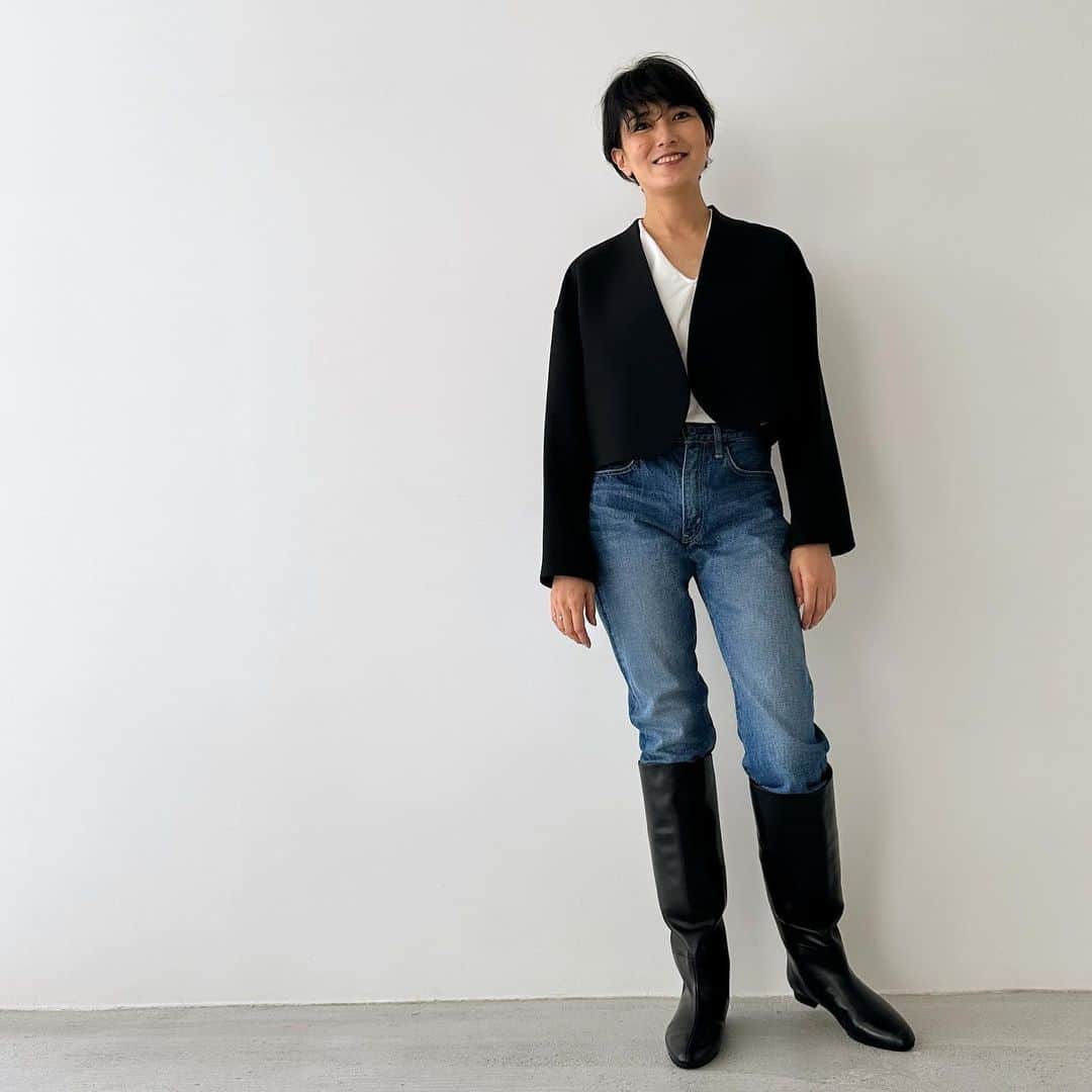 板谷由夏 のインスタグラム：「急に冷え込んだ週末です。 みなさん、風邪ひいてない？ わたしは気合いで風邪菌を遠ざけている武士気分。 そんなかんじで日々撮影に励んでます。  久しぶりに、まず東京だけにはなりますが SHOP SINME を、11月18日土曜日に、1日限りですが オープンすることになりました。 詳しくは　@sinmedenim  もしくはホームページをチェックしてね。  ロングブーツ、ジーンズをインするスタイルもやりたくて 少しゆとりをもたせて作りました。冬が楽しみ。 今季のノーカラージャケットと、102ジーンズを合わせて。」