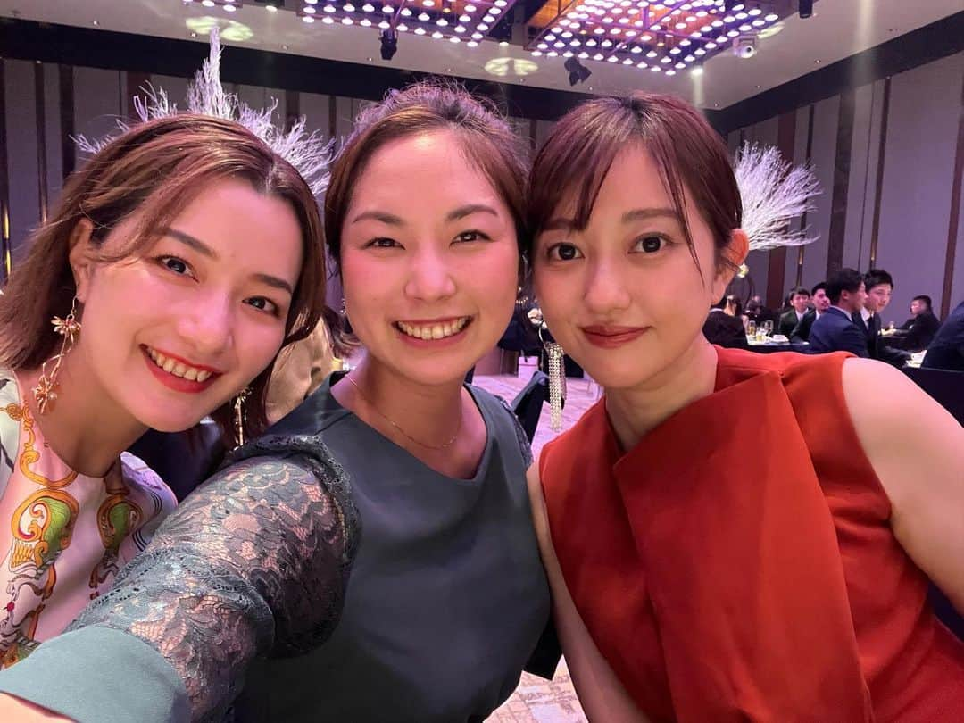 尾島知佳さんのインスタグラム写真 - (尾島知佳Instagram)「Happy Wedding💒 せりな！結婚おめでとう🎊㊗️ . せりな姉さんの結婚式にお呼びいただき、行ってまいりました〜 幸せな空間で、素敵な挙式、披露宴でした！ 結婚式っていいなー同窓会みたいで楽しかったです。 メンバーに会うのが久しぶりで、幼馴染にあったような感覚でした♡  去年の自分の結婚式をすごく思い出しまし、もう一回したい😆 （旦那っちも今日結婚式でした笑）  改めて、せりなご結婚おめでとうございます〜👰‍♀️ 綺麗だったぞ！可愛かったぞ！！！！ #長野せりな #アイドリング」11月11日 22時13分 - chika.ojima