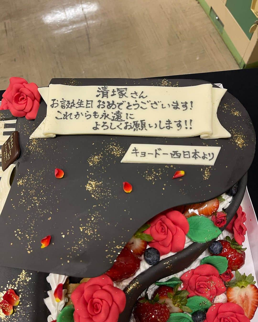 清塚信也さんのインスタグラム写真 - (清塚信也Instagram)「サプライズはするなって言ったのに🌋 でもかわいいケーキ🎹ありがとうございます いや歳の漢字間違ってんな！ きよりんが漢字弱いからって！💢」11月11日 22時23分 - shinya_kiyozuka