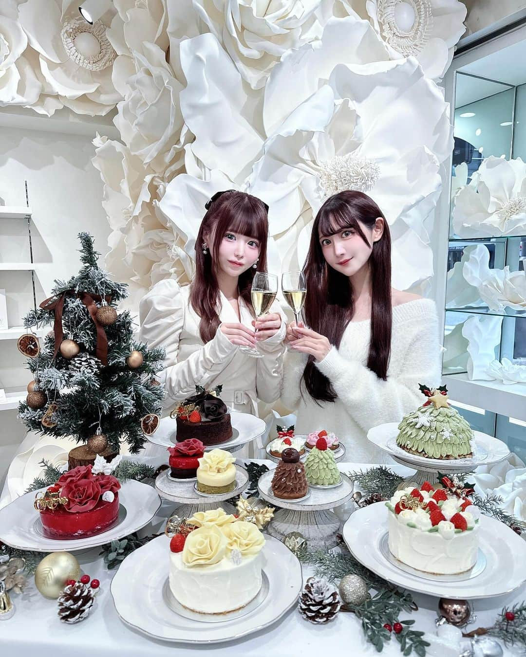 りなたろすさんのインスタグラム写真 - (りなたろすInstagram)「⁡ 『PATISSERIE HANA Xmas Collection🎅🏼🎄』 ⁡ かんちゃんと一緒に 行ってきた〜🎅🏼🎄🩵🩷 ⁡ ⁡ PATISSERIE HANA 銀座店 ( @patisserie_hana2023 ) ⁡ ⁡ 可愛すぎるクリスマスケーキ たくさんあったよ〜🎅🏻🎄🤍  ⁡ ⁡ 普段食べてるピースケーキのサイズの方の クリスマスバージョンもたくさん 充実してた➰🎀🤍 小さいの沢山買うのもいいなぁ(՞ ܸ. .ܸ ՞)" ⁡ ⁡ 定番の四号サイズの 🎂Xmasショートケーキは 4,860円でお財布にも優しくて びっくりした…！！꒰ঌ( ⸝⸝•ᴗ•⸝⸝ )໒꒱💕 ⁡ ⁡ ⁡ ┈┈┈┈┈┈┈ ❁ ❁ ❁┈┈┈┈┈┈┈┈ ⁡ 🗓予約期間　12/20(水)まで 🎂お渡し日　12/16(土)～12/25(月) ⁡ ※12/20～12/25はクリスマスデコレーション のみのお渡しとなります。 ※銀座店・渋谷店にてお渡しが可能です。 ご予約は店頭・お電話にて承ります。 ⁡ ┈┈┈┈┈┈┈ ❁ ❁ ❁┈┈┈┈┈┈┈┈ ⁡ 🗓期間限定 📍渋谷店 10:00 ~ 21:00 渋谷区道玄坂1-12-1 渋谷 東急フードショー 渋谷マークシティ1階 ⁡ TEL:03-3477-4869 ⁡ ┈┈┈┈┈┈┈ ❁ ❁ ❁┈┈┈┈┈┈┈┈ ⁡ 📍銀座店  平日 12:00~22:30 土日祝日 11:00〜20:00 中央区銀座7-3-13 ニューギンザビル1号館 ⁡ TEL:03-6263-9339 ⁡ ┈┈┈┈┈┈┈ ❁ ❁ ❁┈┈┈┈┈┈┈┈ ⁡ ⁡ ⁡ ⁡ #PR #PATISSERIEHANA #パティスリーハナ #銀座グルメ #銀座スイーツ #東京スイーツ #クリスマスケーキ #クリスマスケーキ予約 #クリスマスケーキ2023 #ツリーケーキ #クリスマス料理 #クリスマス飾り #クリスマススイーツ #クリスマスコーデ」11月11日 22時23分 - 1103r_h