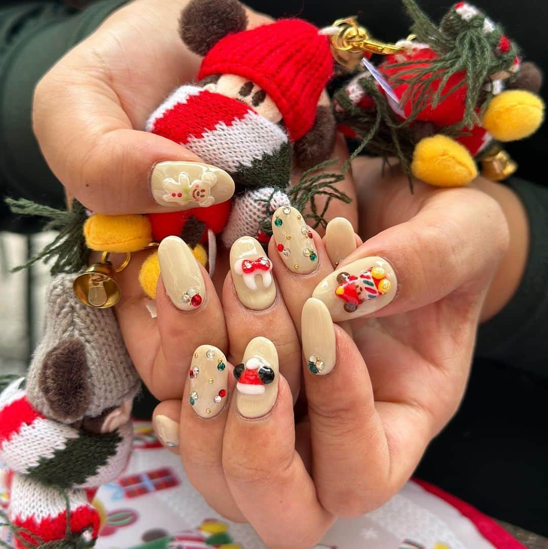 ルナさんのインスタグラム写真 - (ルナInstagram)「リルリンリンネイル💅 念願の〜っ🌲❤️❤️  めっちゃ可愛くてお気に入り😘 一カ月で外しちゃうのがもったいないよう🥲  ┈┈┈┈┈┈┈┈┈♡ #リルリンリン #リルリンリンネイル #ディズニーネイル #ディズニーネイルデザイン #ミッキーネイル #クリスマスネイル #クリスマスネイルデザイン #ディズニークリスマス2023 #ディズニークリスマス #christmasnail #disneynail #disneynails #disneychristmas #tokyydisneyresort」11月11日 22時15分 - runakumaa