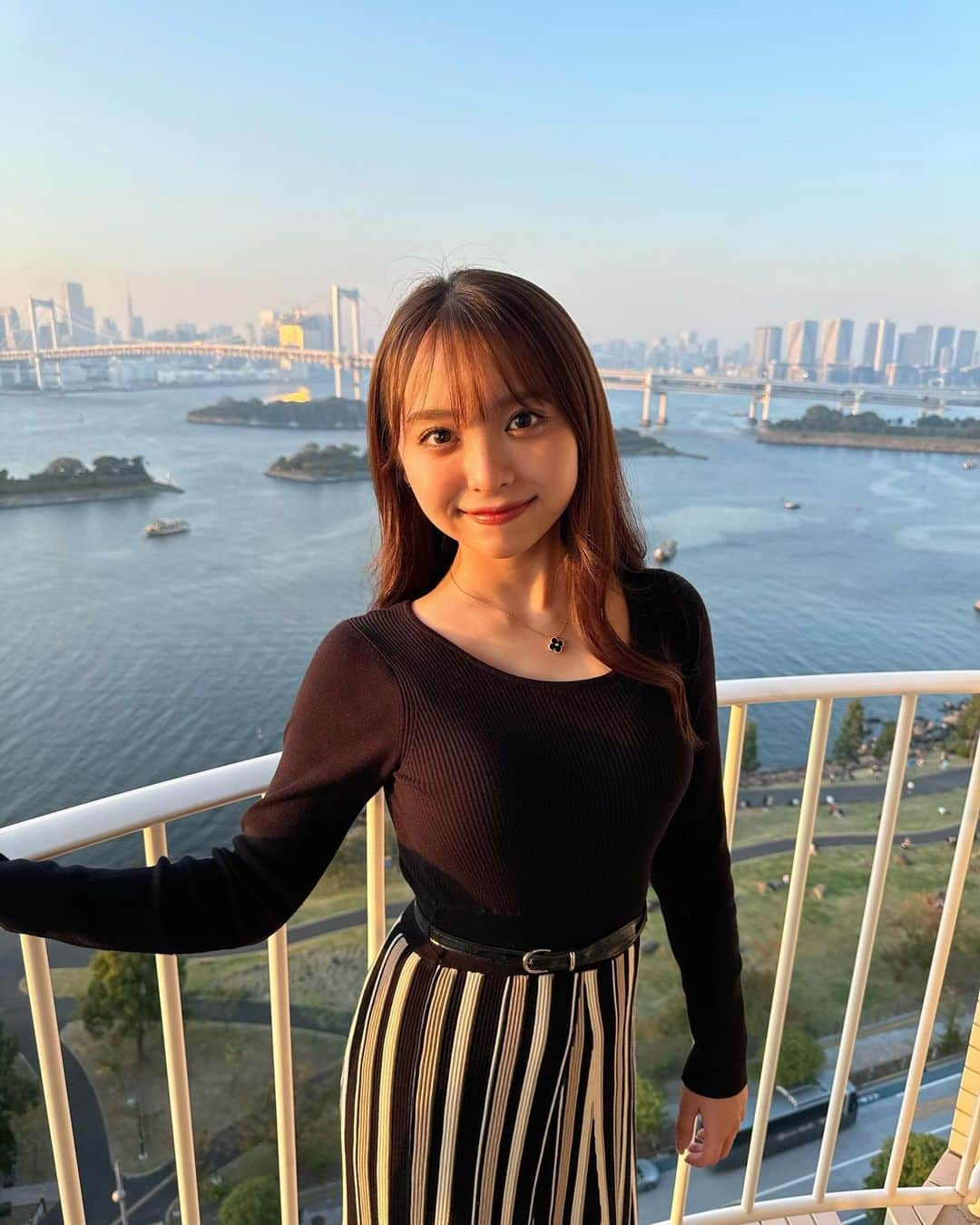 勝又彩央里さんのインスタグラム写真 - (勝又彩央里Instagram)「sunset🌇  急に寒くなってきたね⛸️❄️ 暖かくして休んでね〜！！！  #ヒルトン #ホテル #ホカンス #お台場 #夕日 #sunset #休日 #ワンピース #ワンピースコーデ #ニット #冬 #冬コーデ #景色 #hotel #hilton #ホテルラウンジ #ラウンジ #ol #tflers #ootd #instagood #instadaily #tokyo #誕生日#レインボーブリッジ #スカイツリー」11月11日 22時17分 - saorinoel