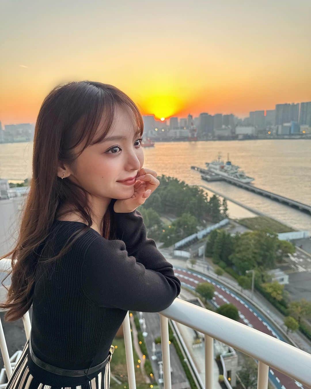 のインスタグラム：「sunset🌇  急に寒くなってきたね⛸️❄️ 暖かくして休んでね〜！！！  #ヒルトン #ホテル #ホカンス #お台場 #夕日 #sunset #休日 #ワンピース #ワンピースコーデ #ニット #冬 #冬コーデ #景色 #hotel #hilton #ホテルラウンジ #ラウンジ #ol #tflers #ootd #instagood #instadaily #tokyo #誕生日#レインボーブリッジ #スカイツリー」