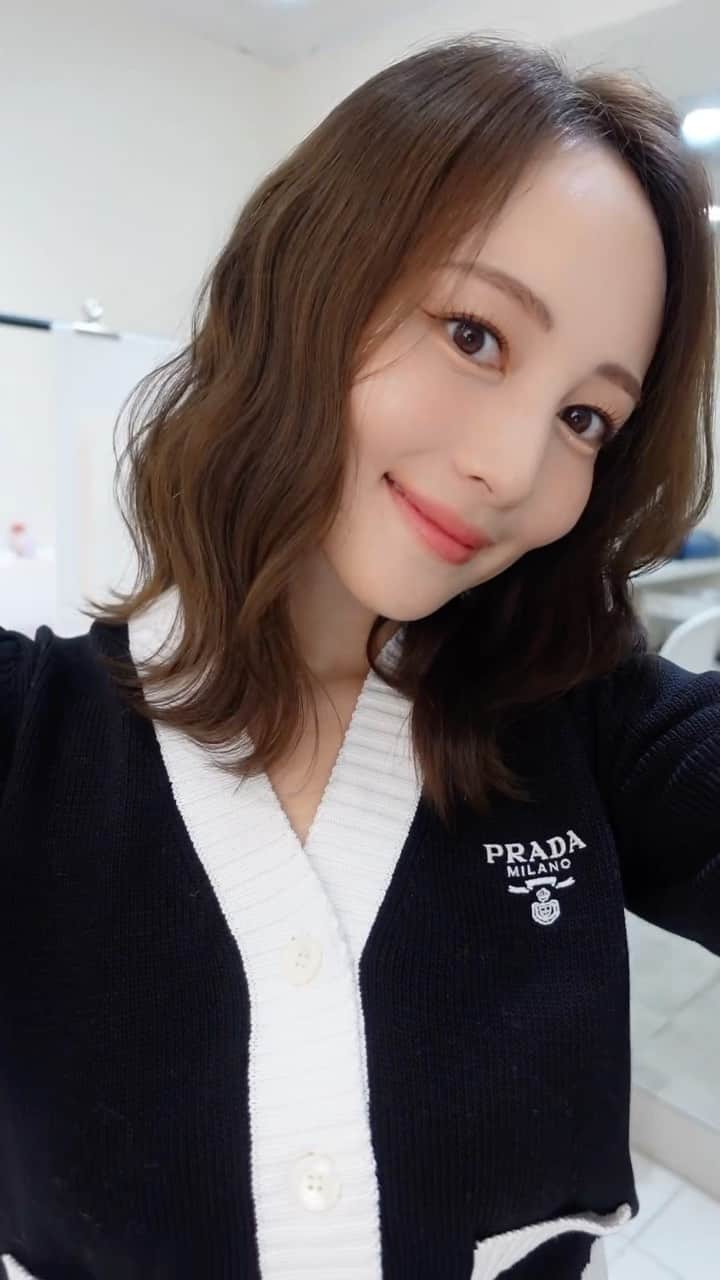 左近鈴乃のインスタグラム：「. 思い出に動画も🎥♡🙏🏻 いつもとりあえず必要最低限塗ってるだけで テクニックも何も無しなので メイクをもっと研究しようと思いました🤦🏼‍♀️❤️‍🩹  みんなでホテルで踊ってた曲🕺💜🎧 踊れなさすぎて大爆笑😂  #韓国 #韓国旅行 #韓国メイク」