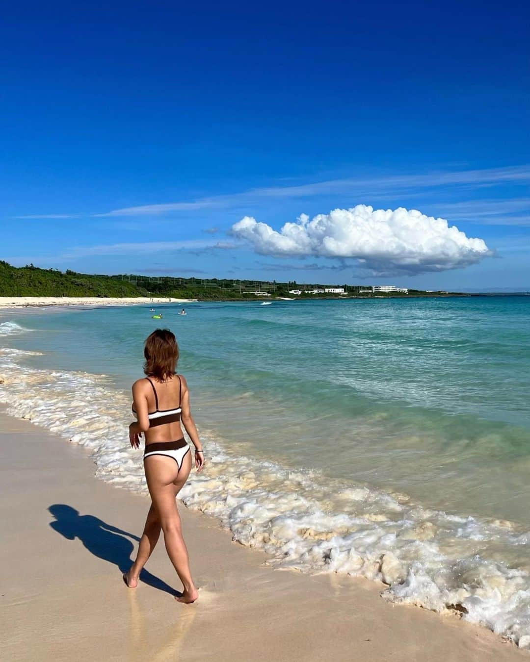 ヒロタナギサのインスタグラム：「_  いつまで夏の投稿続くねん って話やねんけど、 ずっと夏の気分でいたいから許して☺️笑  お尻🍑の日焼けすんごい事なってるし 11月にして水着着てるレベルで日焼けしてて笑う☺️ 幸せな証拠や☺️⭐︎ #え  いつになったら美白目指すんやろう〜☺️ て感じで 今日もありがとう🌈 (どんな締め方w)」
