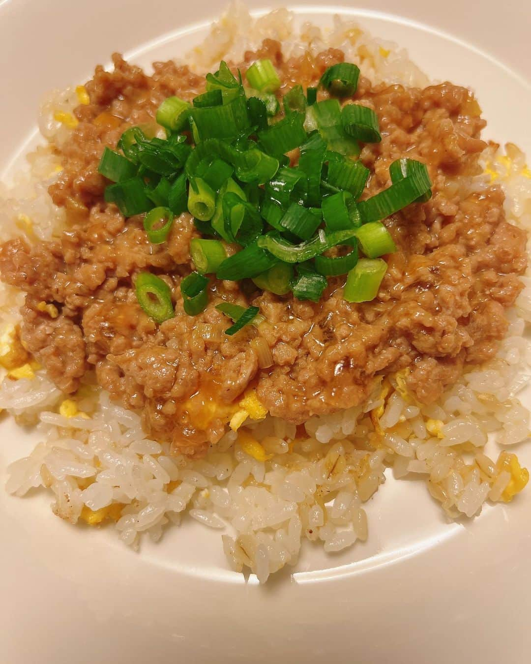 川谷修士さんのインスタグラム写真 - (川谷修士Instagram)「★★パパ作る晩ご飯でっせ〜  今夜のmainは 肉みそあんかけチャーハン チャーハンのお米は こめからだの 『もちぷち黄金ごはん』 雑穀ごはんですがもちろん こういうチャーハンにも バッチリです。 これ好きやー😆 sideは サンラータン しいたけと木綿豆腐がええ感じ😆  子供達にも好評でした。 美味しくいただきましたです、 ご馳走様でした。  #２丁拳銃 #2丁拳銃修士 #30周年」11月11日 22時21分 - 2chokenju_shuji