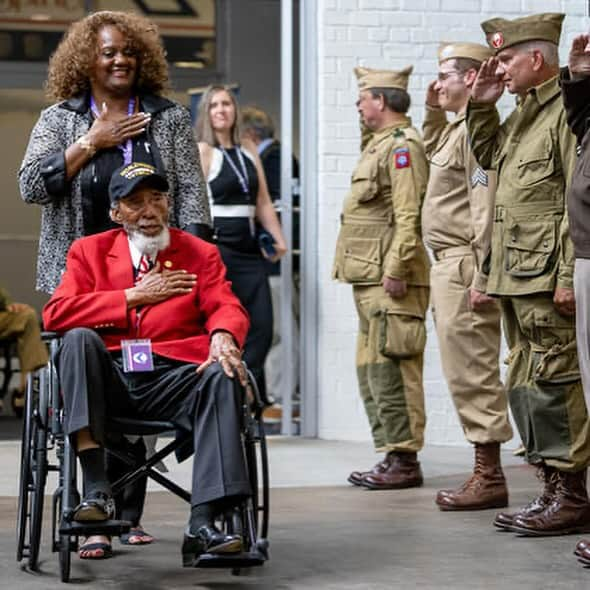 エリザベッタ・カナリスさんのインスタグラム写真 - (エリザベッタ・カナリスInstagram)「Ieri e’ stato celebrato il  Veterans Day in America, che cos’e’? E’ un lungo weekend in cui non solo le scuole sono chiuse 🥴 ma e’ anche il giorno in cui vengono ricordati tutti coloro che hanno sacrificato le loro vite con onore e coraggio ( ho trovato  molto bello che  Delta abbia riportato i veterani della seconda guerra mondiale in Normandia dove piu’ di 70 anni fa hanno combattuto nella seconda guerra mondiale ). La giacca invece l’ho presa ad un negozio di vintage , mi sta 2 volte ma e’ bellissima 🎖️」11月11日 22時22分 - littlecrumb_