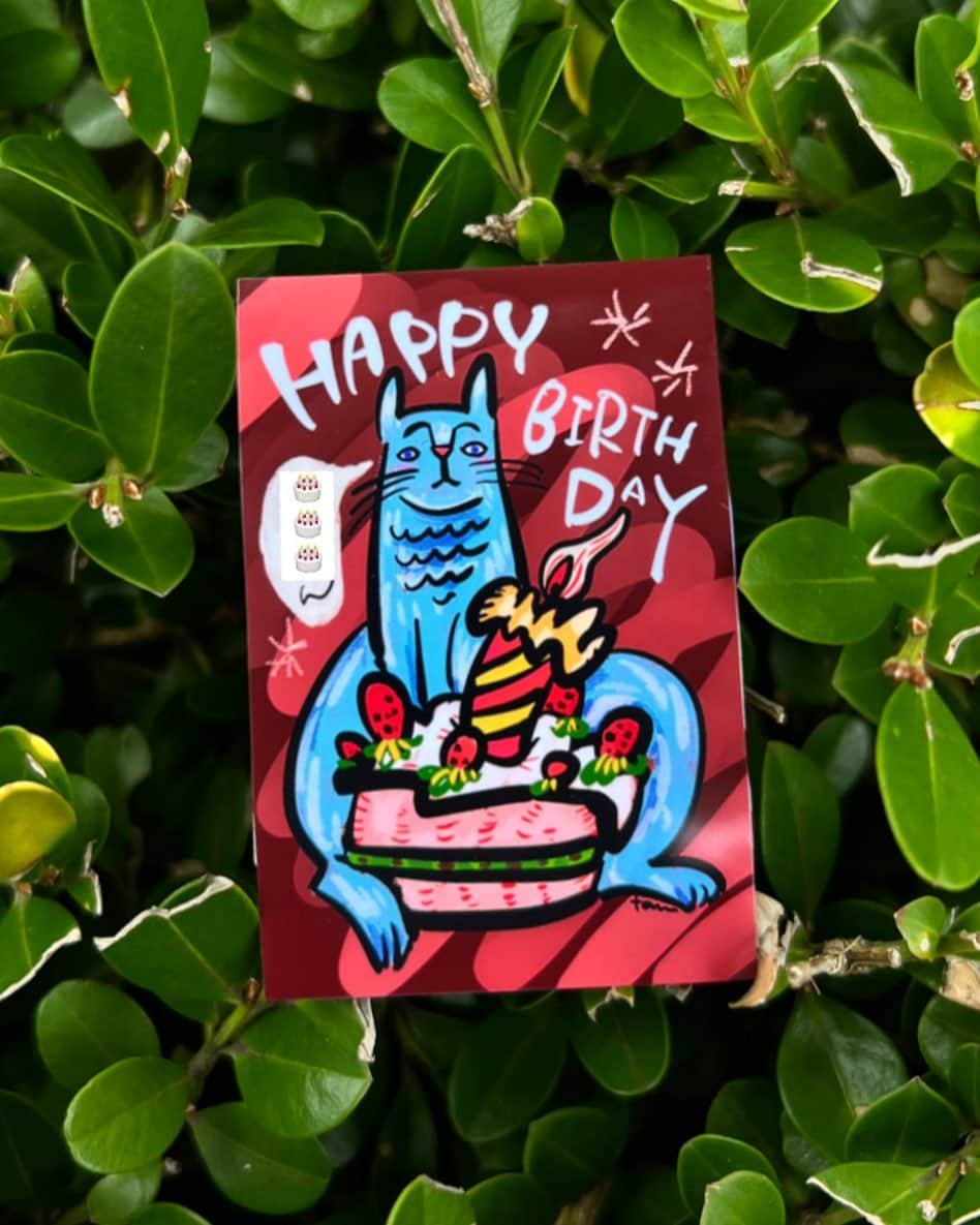 たむらぱんのインスタグラム：「小さいシールをつくりました。毎日誰かの誕生日。あなたも！おめでとうございます🩵 . .  #シール #たむら絵 #sticker #猫 #cat #birthday」