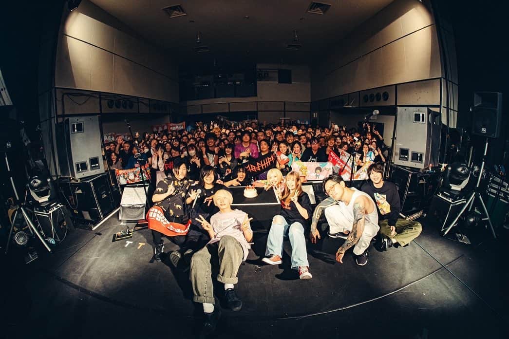岩淵紗貴のインスタグラム：「今日は急遽 ヤバイTシャツ屋さん "BEST of the Tank-top" TOUR」高知公演に 出演させてもらいました！！  シンガーズハイのピンチヒッターとして急遽出演した中 皆んな、温かく迎え入れてくれてありがとう！！！  めっちゃ楽しかったよ🔥✨  ヤバT 結成10周年おめでとう㊗️ 無事ツアー完走できますように！！ 身体に気をつけてね！！  久しぶりの対バンで胸熱だった！！！ 初高知でのライブ！！ ぜっったいまた来たいわ！！  ヤバイTシャツ屋さん皆んな頑張ってなぁ☺️  シンガーズハイはゆっくり休んでね🔥  皆んなありがとう！ 最後の写真は「吾輩はタンクトップくん」でしたw」