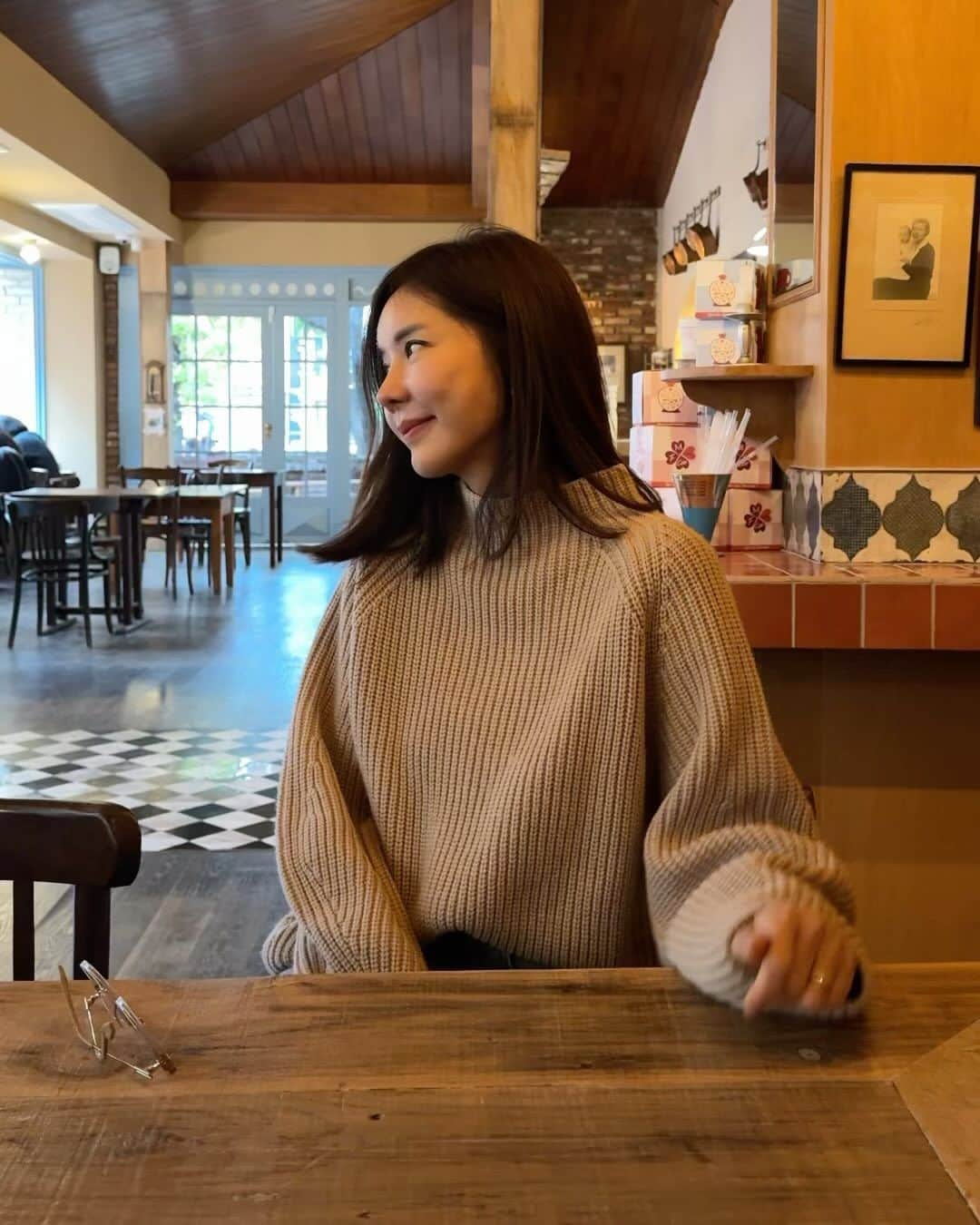 キム・ジュニのインスタグラム：「지난주 기록📝 1. 남편이 좋아하는 베이지컬러 하프넥니트 입고 데이트🤍 2. 주말라운딩에 바람을 너무 맞아 피부가 엉망😭  베이스킨 히알루론 토너패드로 수분수혈중 3. “여보 삼청동 데이트갈까?” 하는 남편따라 나온날 4. 맛있는거 해주면 하루종일 남편이 잘해줌🤣 5. 세젤귀 6. 7.  지난주 갔던 카페들  주말 잘보내고들 계시지요?😚🤍 하프넥니트는 현재 베이지, 그레이 극소량 남아있어요 내년엔 만날수 없는 마지막오픈이니 놓치면 안되어요! (지난시즌 베이지가 가장 인기가 많아서 좀더 많이 생산했더니 아직 극소량 남아있네요. 얼른 데려가세요! 베이지는 1등 인기컬러랍니다😚)」