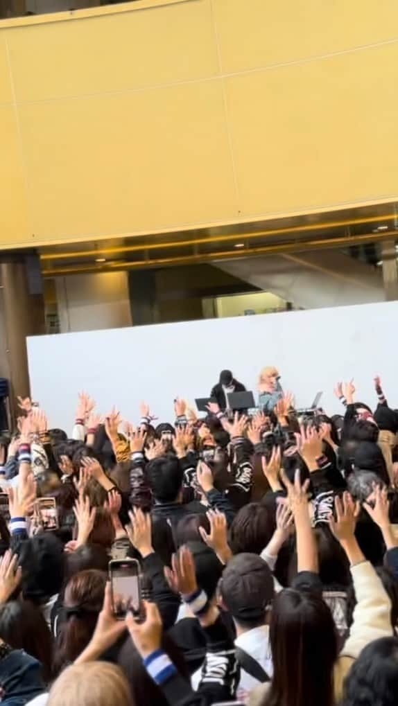 SKY-HIのインスタグラム：「SKY-HI Round A Ground 2023 -FINALE-  [ROUND 097🏁] 福岡公演 @ リバーウォーク北九州  ‘Limo’  たくさんのご来場ありがとうございました！  NEXT▶︎11/19(日) 愛知公演 @ アスナル金山 明日なる!広場 FREE LIVE!!  #RAG_FINALE #SKYHI」